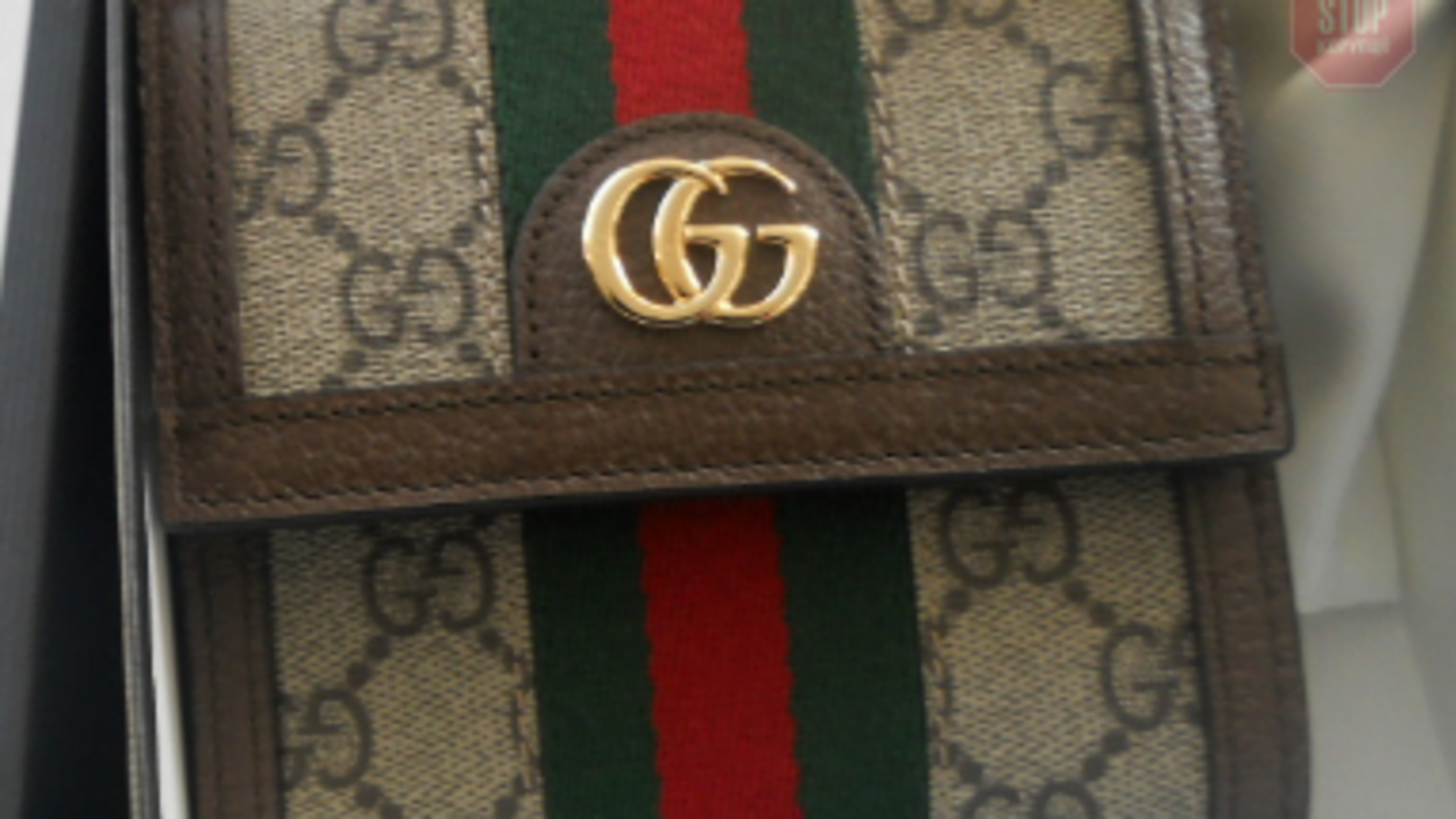 Брендові речі на суму понад 200 тис. грн вилучили закарпатські митники (фото)