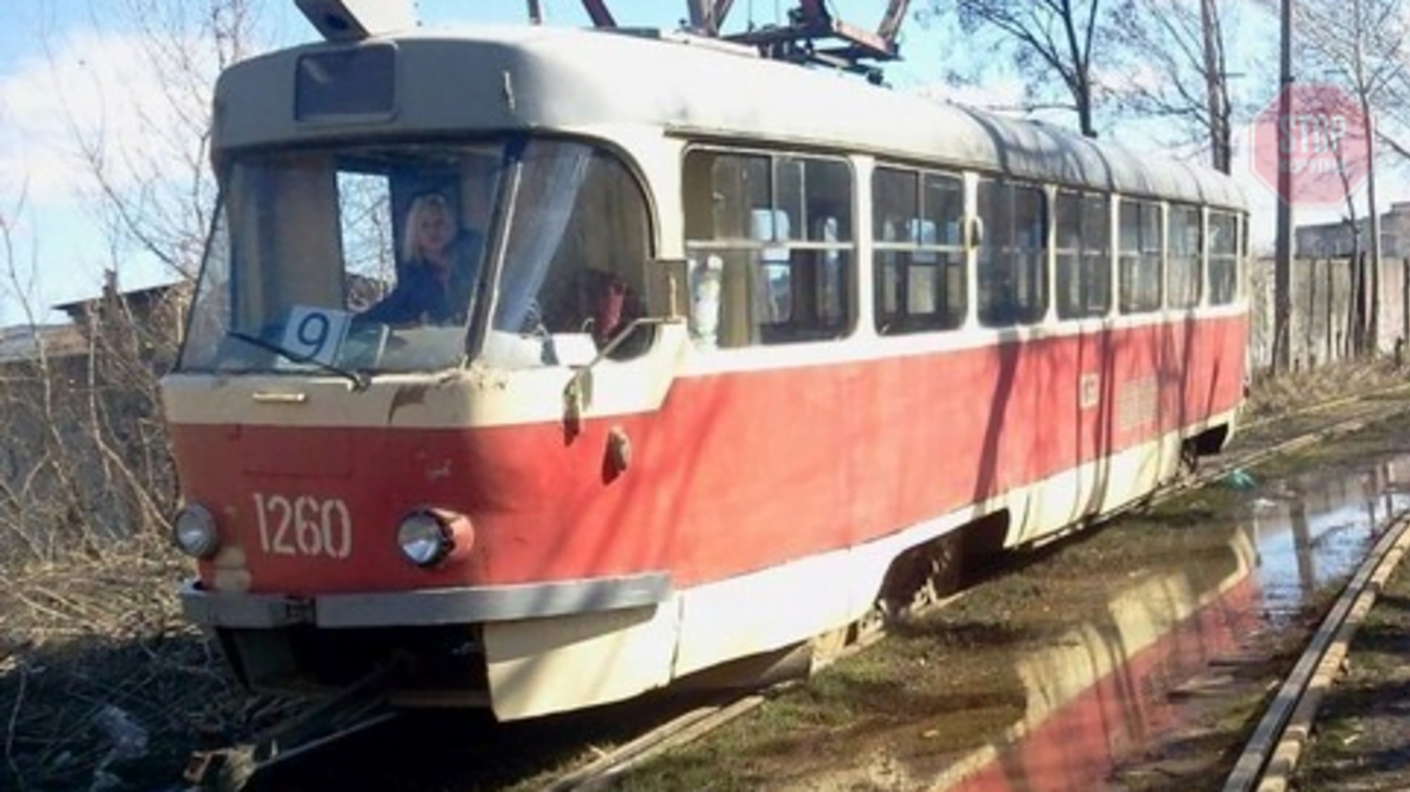 Почали бити та бризнули газом в обличчя: у Дніпрі невідомі намагалися пограбувати кондуктора