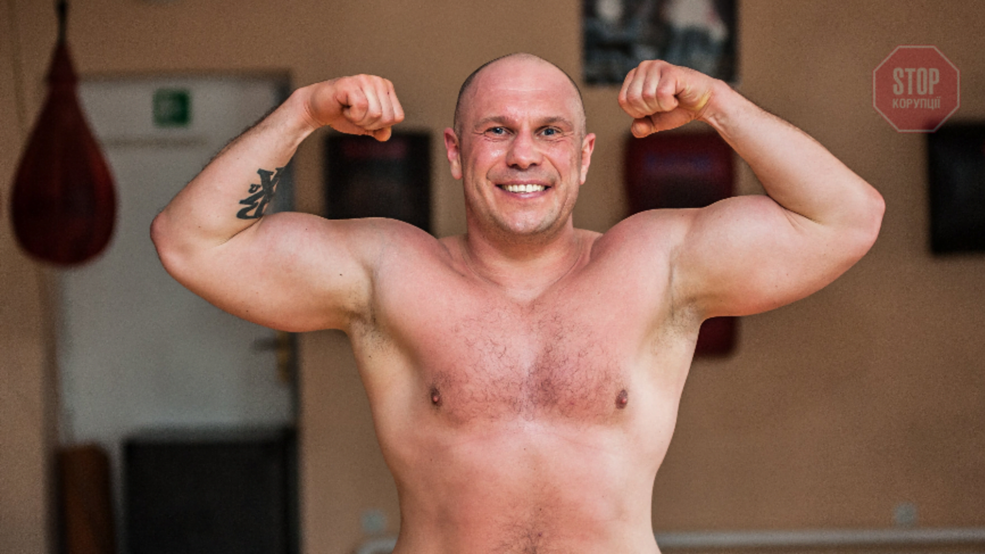 Нардеп Кива любить не тільки себе пестити, а й дивиться на оголених чоловіків у телефоні – ЗМІ (відео)