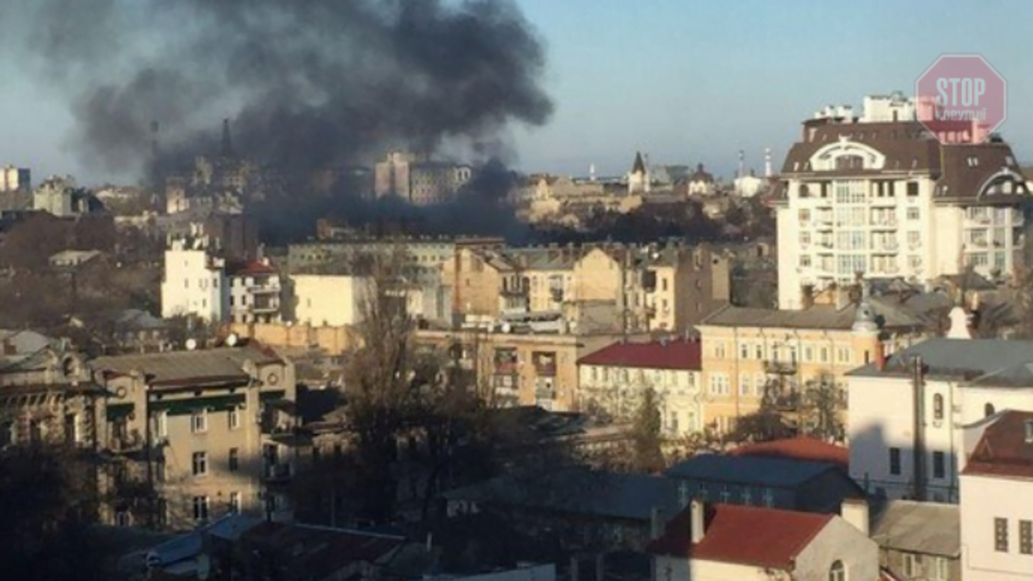 Пожежа в центрі Одеси: горить коледж (фото, відео)