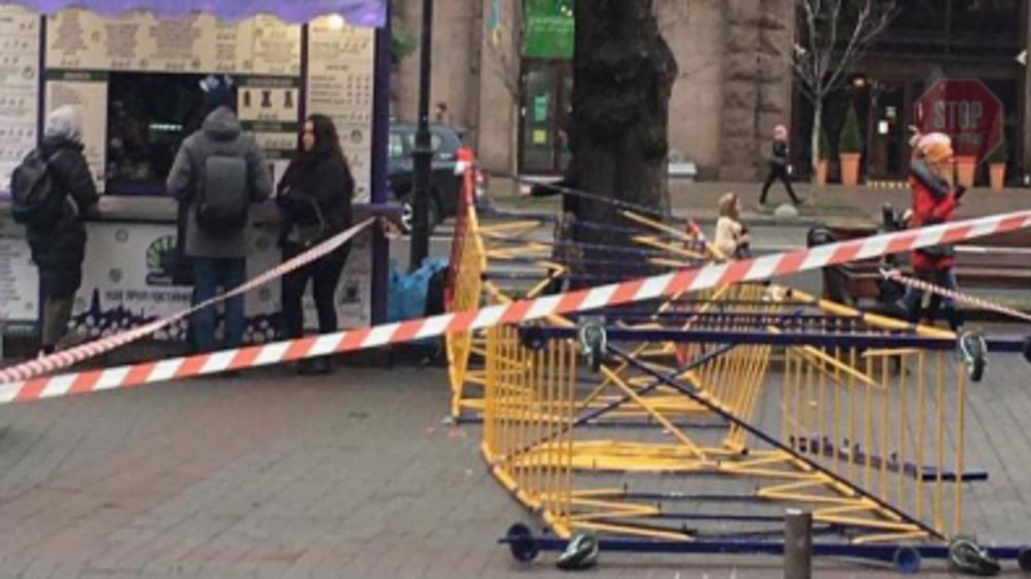 У Києві на жінку впало будівельне риштування: потерпіла у лікарні (фото)