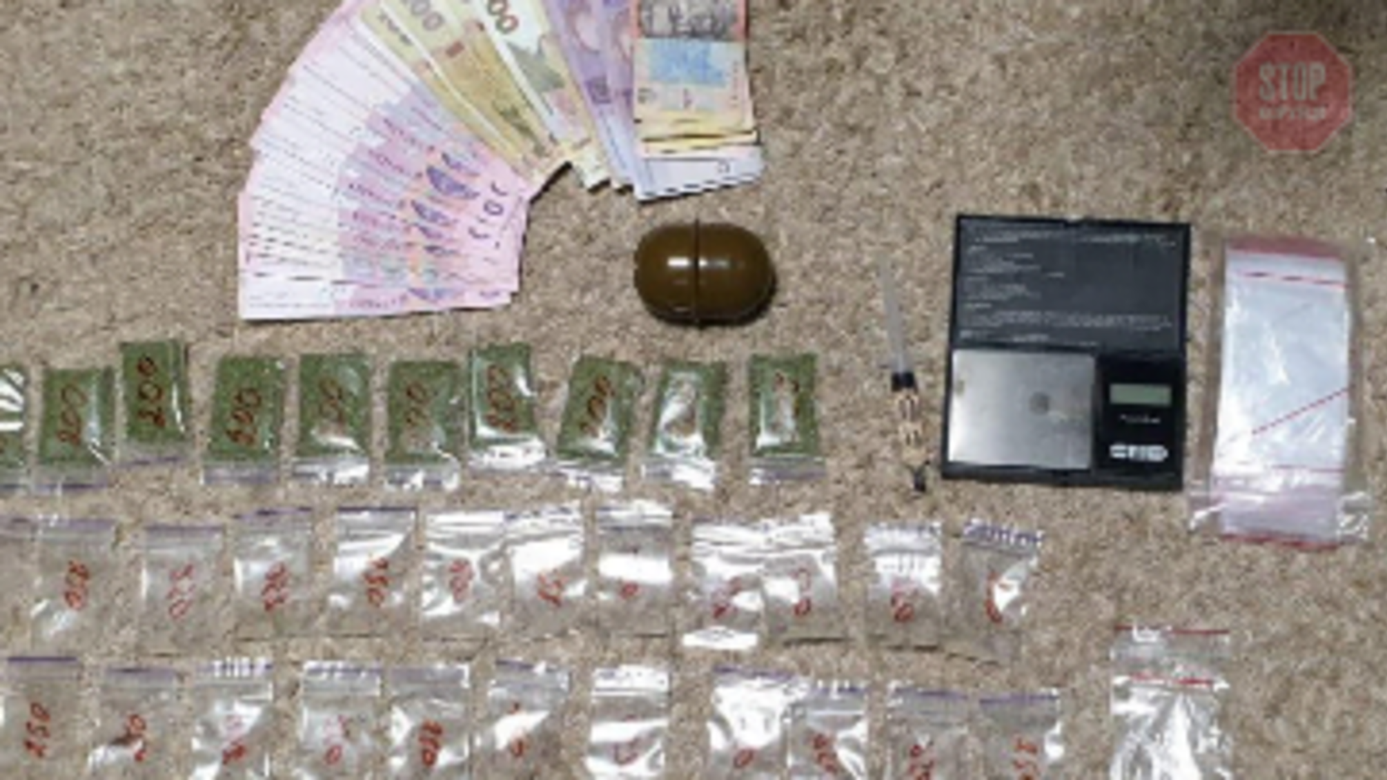 На Дніпропетровщині правоохоронці затримали збувачів марихуани та метамфетаміну (фото, відео)