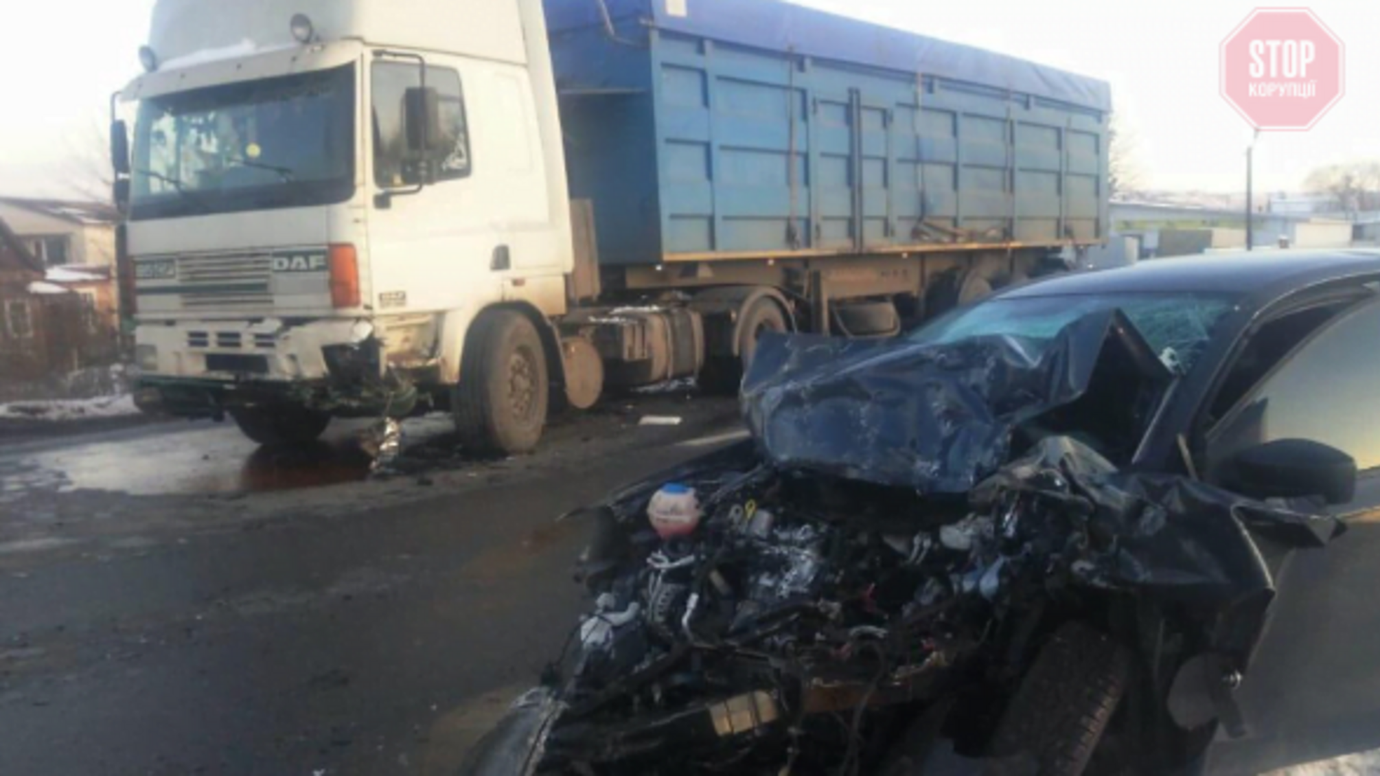На Харківщині сталася ДТП: легковик зіткнувся з вантажівкою, є поранені (фото)