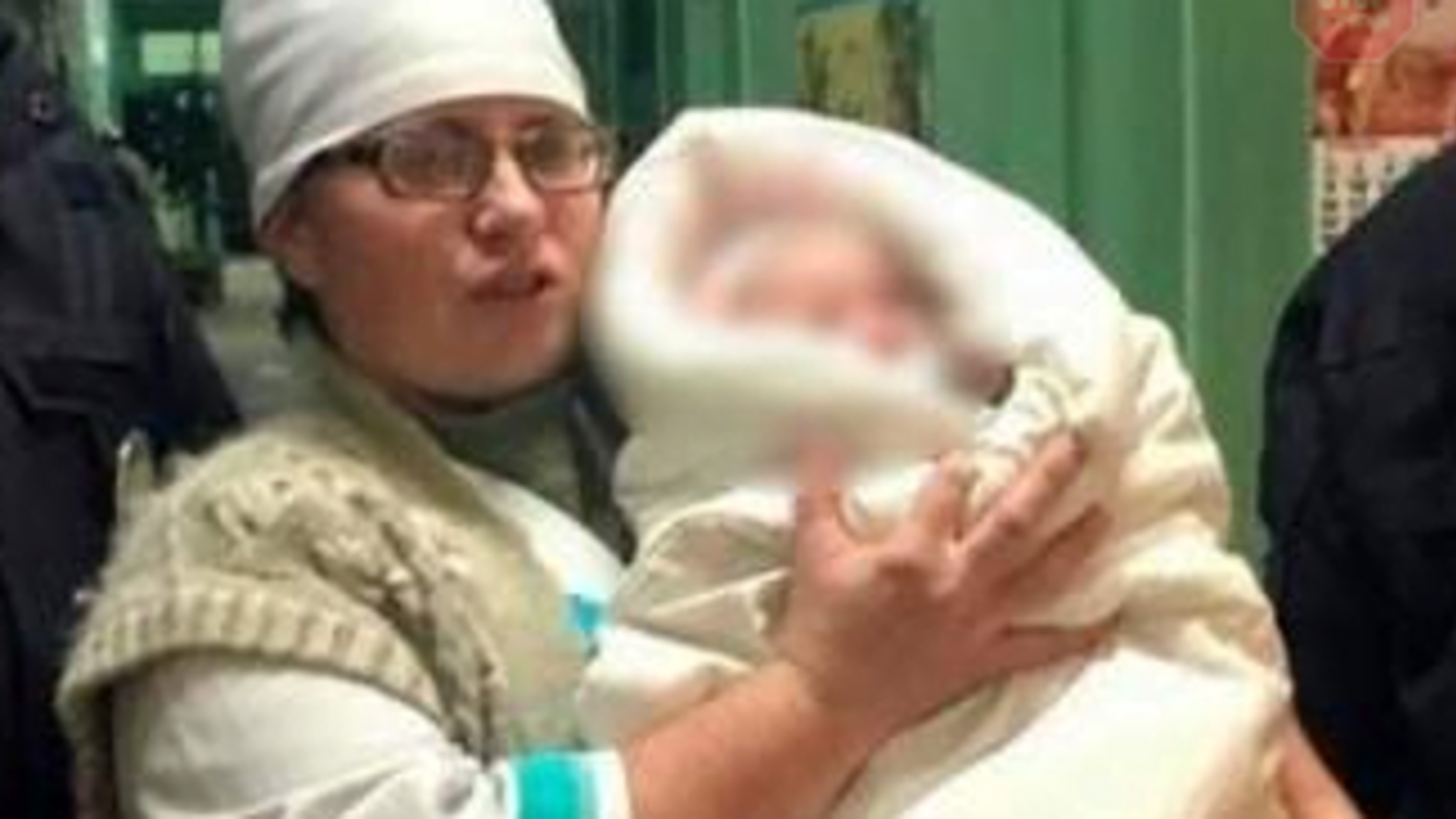 Забула дитину у візочку на морозі: на Херсонщині поліція розшукала п'яну матір (фото)