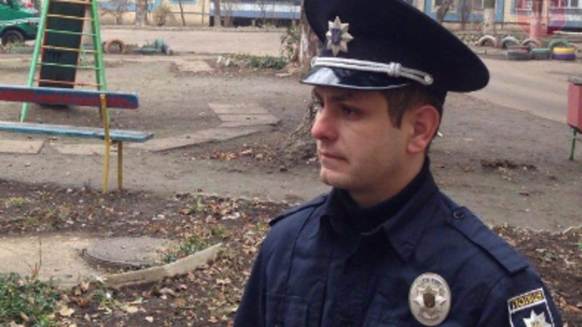 На Дніпропетровщині правоохоронець врятував бабусю, яка подавилась печивом (фото)