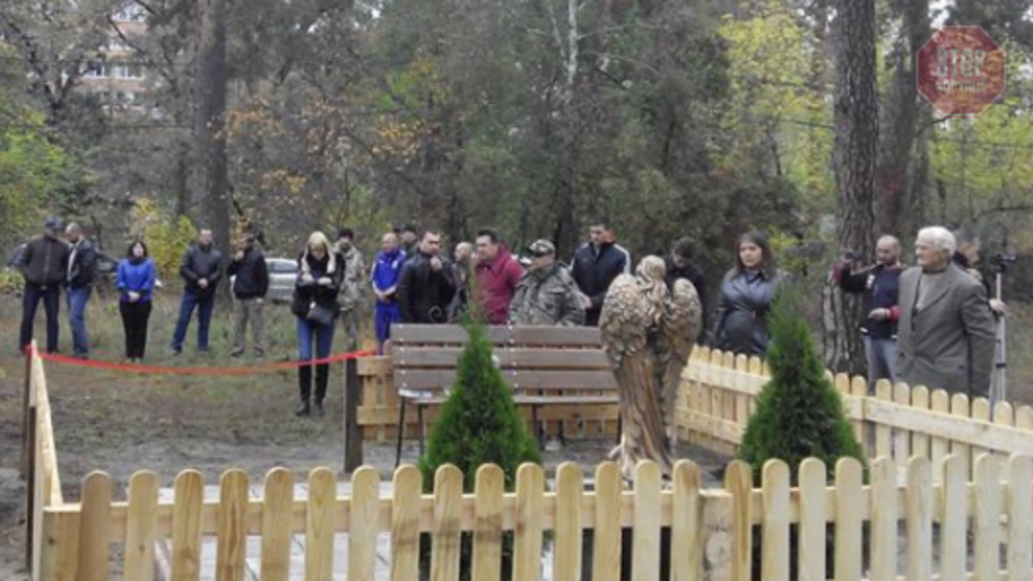 На Київщині невідомі вкрали пам'ятник героям АТО, а потім кинули в болото (фото)
