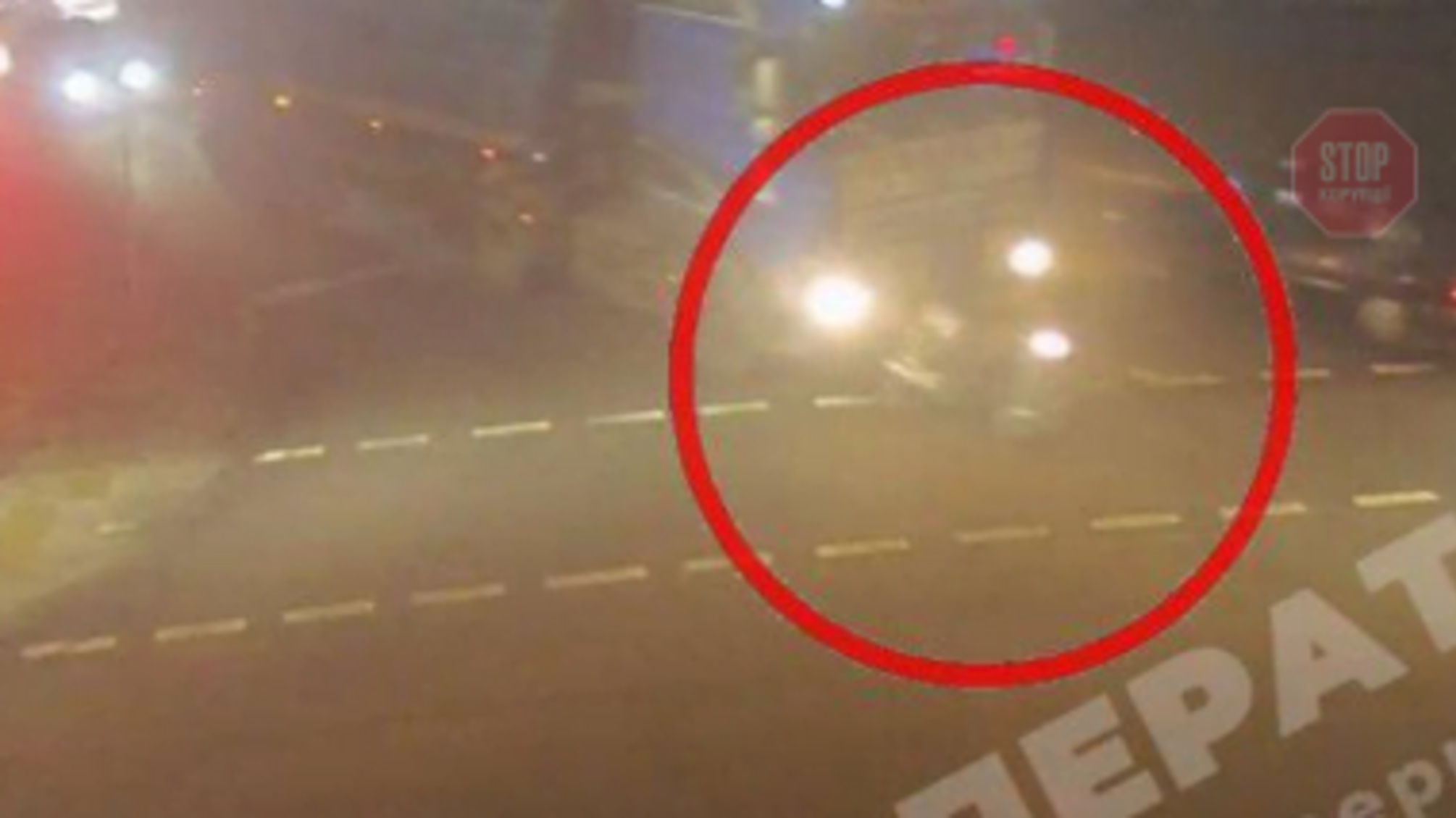 У Дніпрі вантажівка переїхала мопедиста (відео)