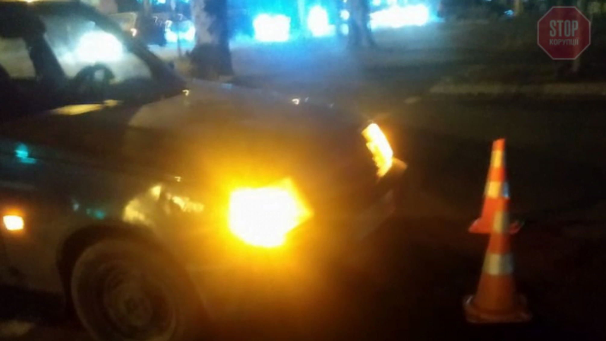 На Донеччині автомобіль збив двох людей на переході: хлопець в лікарні (фото)