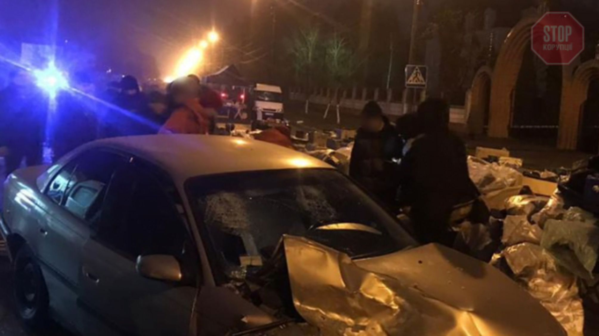 На Хмельниччині автівка на повній швидкості влетіла в торгову ятку (фото)