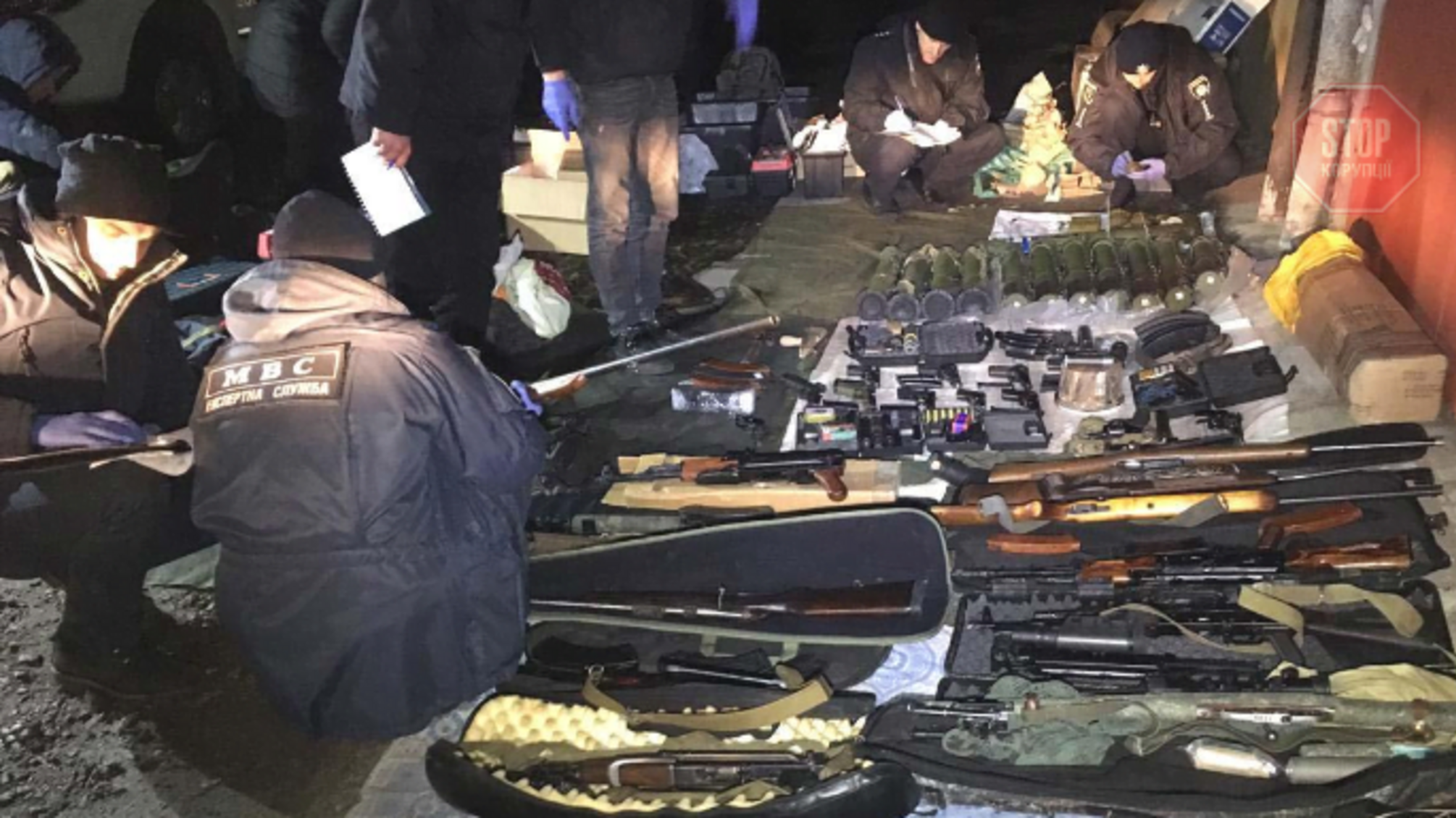 Понад 10 000 одиниць зброї та боєприпасів: у Рівному затримали злочинця (фото, відео)