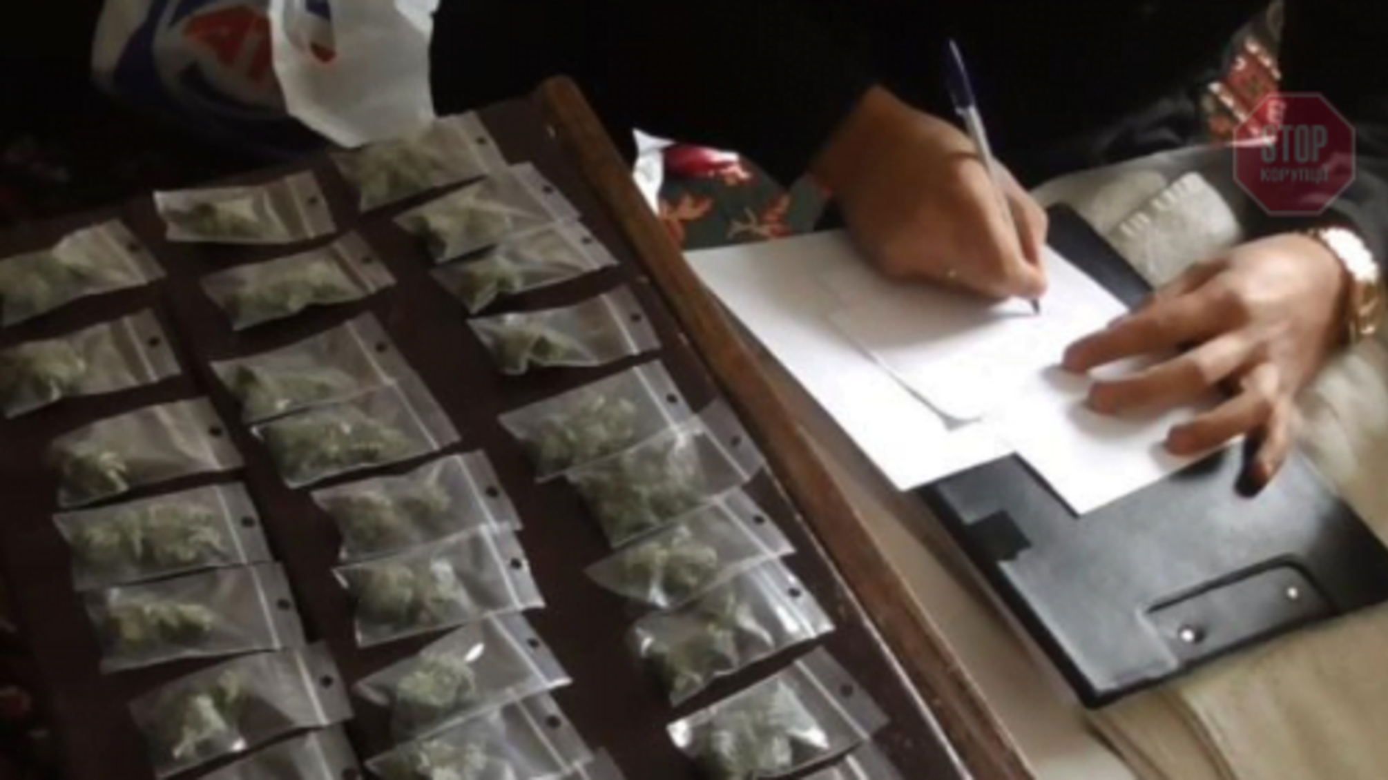 На Черкащині поліція оголосила підозру неповнолітньому, який розповсюджував наркотики (фото, відео)