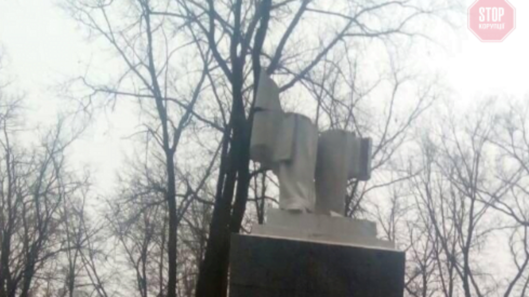 У Харкові невідомі розбили пам'ятник радянському письменнику (фото)