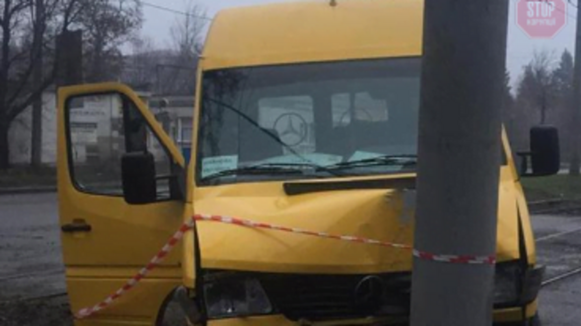 У Запоріжжі маршрутка протаранила стовп, є загиблий (фото)