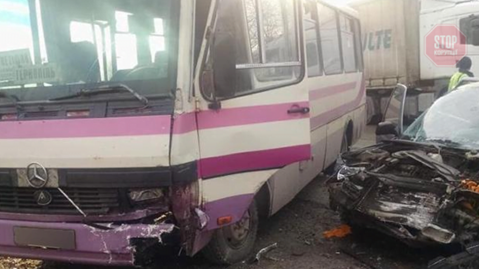 На Тернопільщині у ДТП потрапив рейсовий автобус, є поранені (фото)