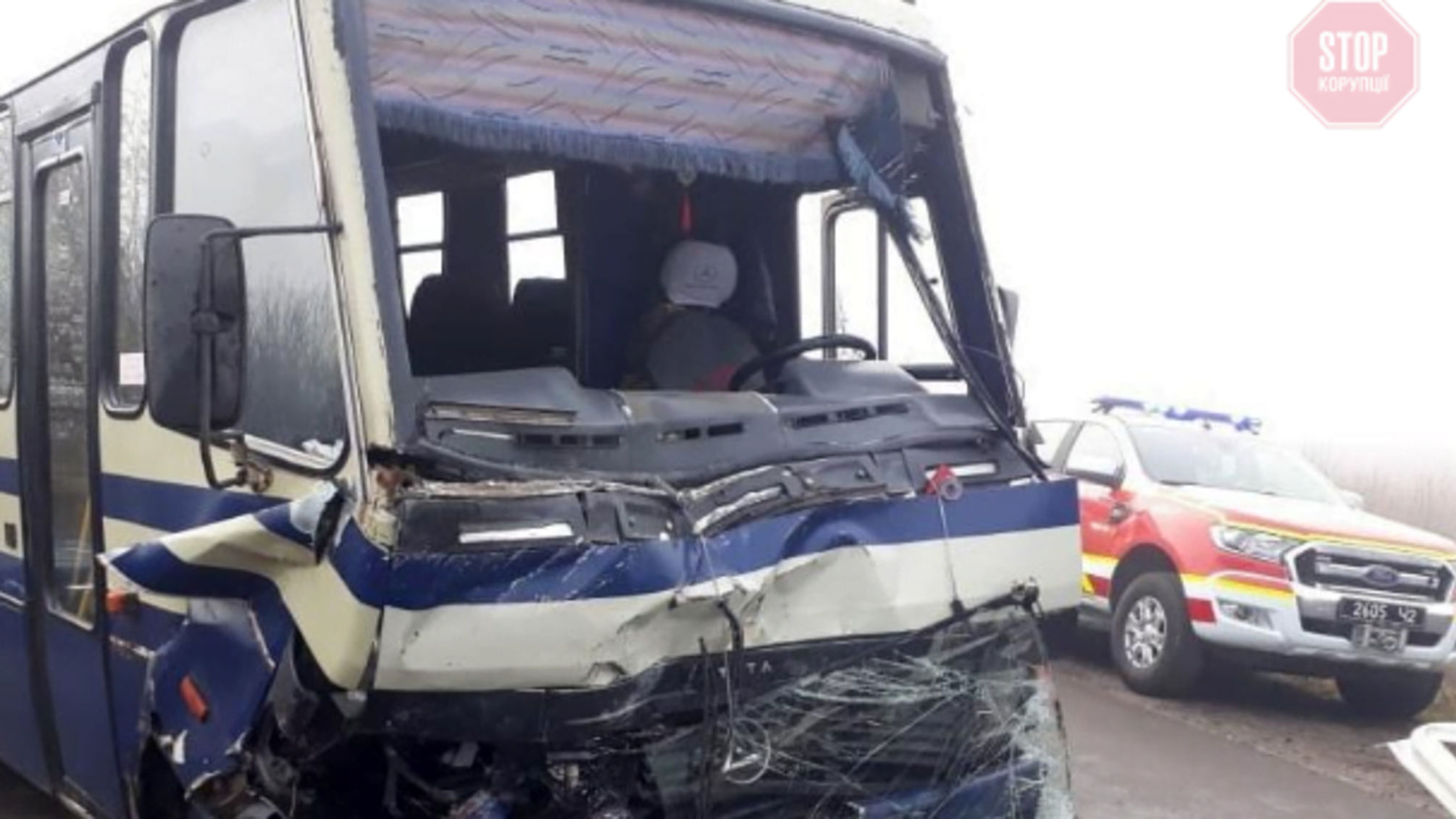 На Волині у ДТП потрапив рейсовий автобус: троє постраждалих у лікарні (фото)