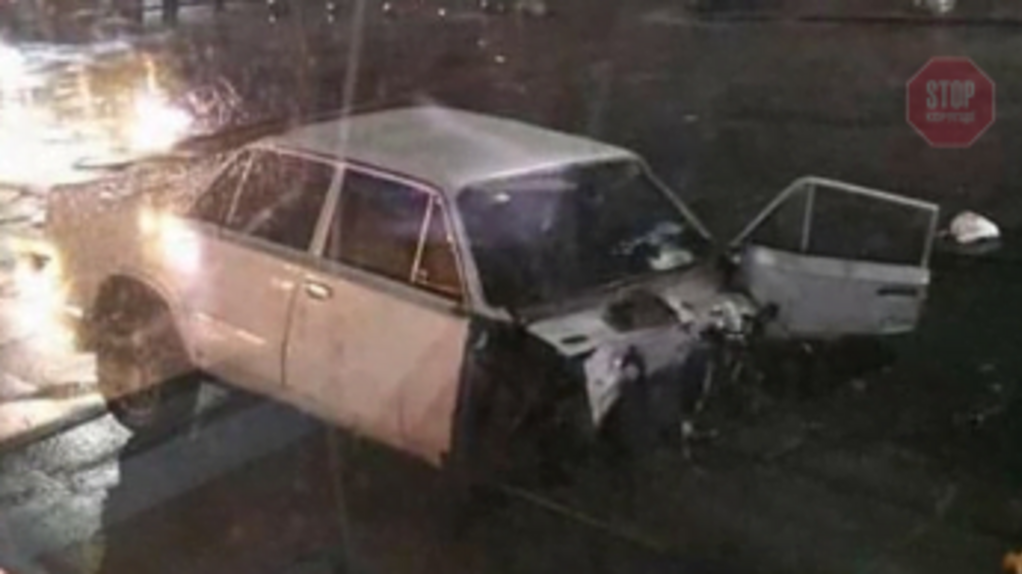 У Києві сталося потрійне ДТП: автомобіль розірвало навпіл (фото)