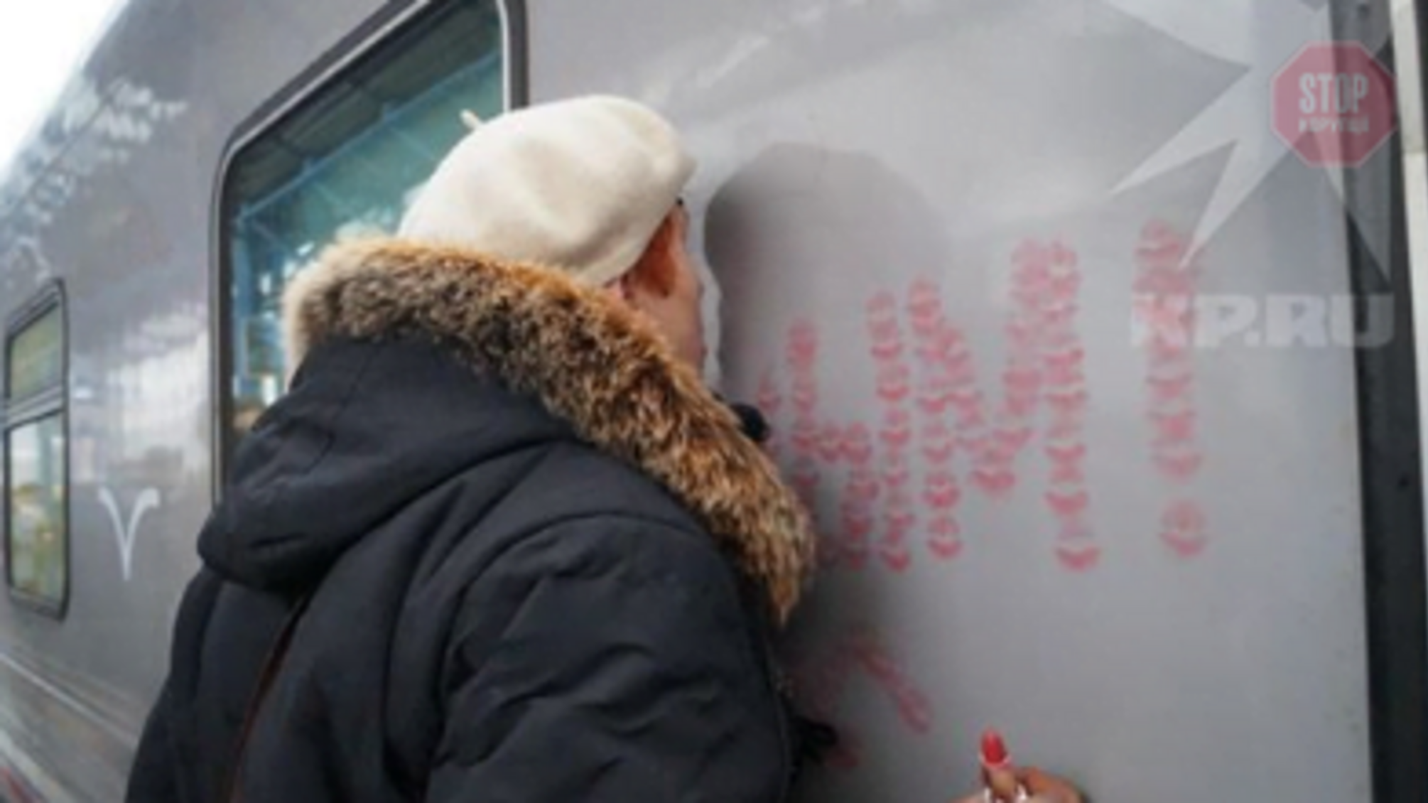 'Ми Російська імперія', – у Криму жінка розцілувала потяг, який приїхав з РФ (фото, відео)