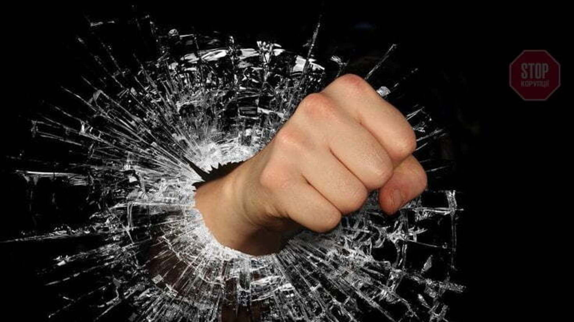 В Одесі невідомі потрощили скло в трьох автівках: поліція затримала злочинців (фото)
