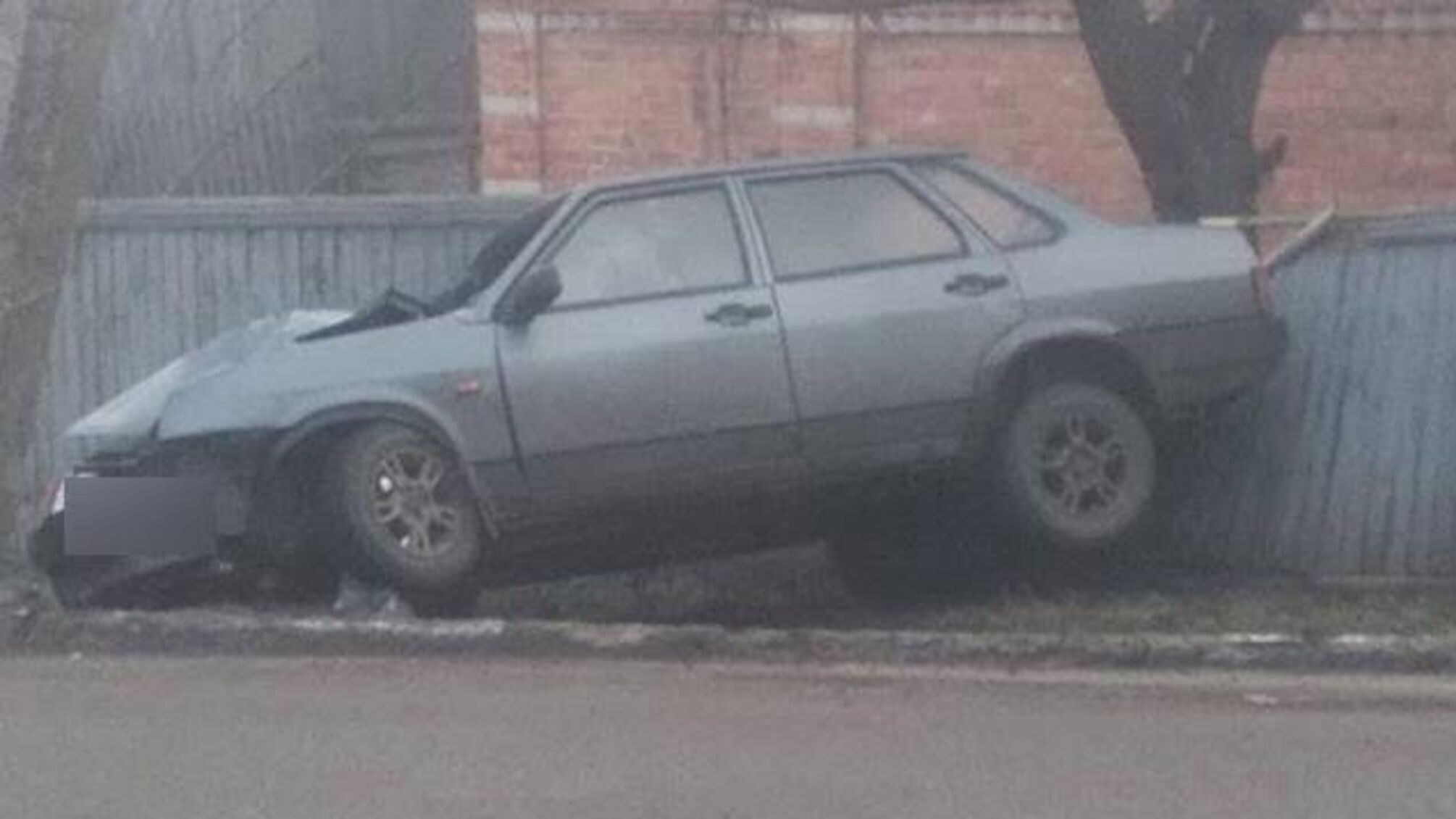 Троє грабіжників на Харківщині викрали автомобіль та врізались на ньому в стовп