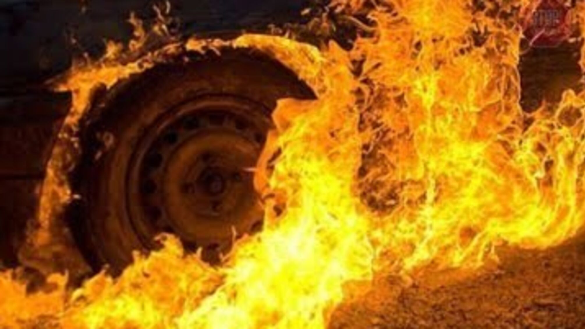 На Київщині з палаючого авто врятували чоловіка (фото)