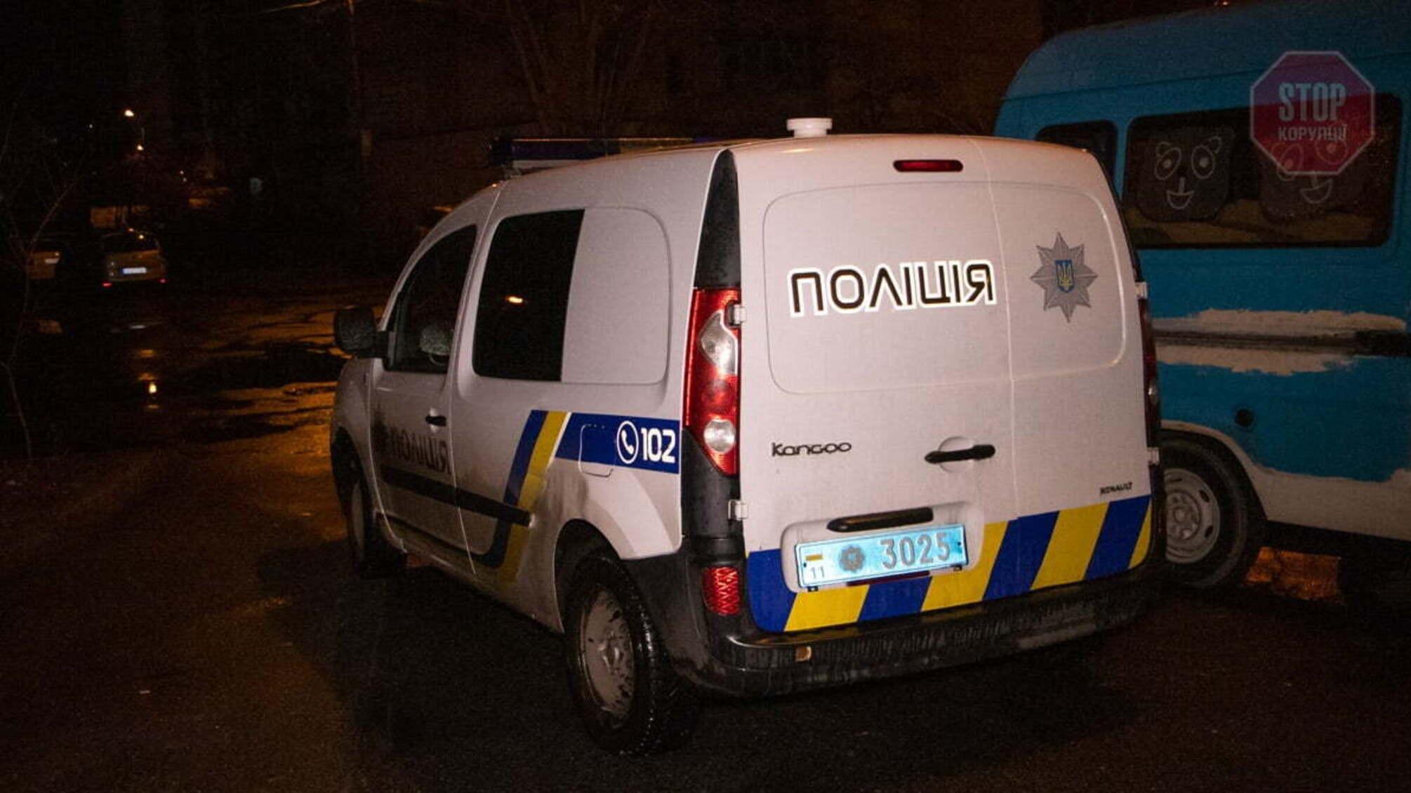 У Києві пенсіонер з порізаними руками випав з балкона багатоповерхівки (фото, відео)