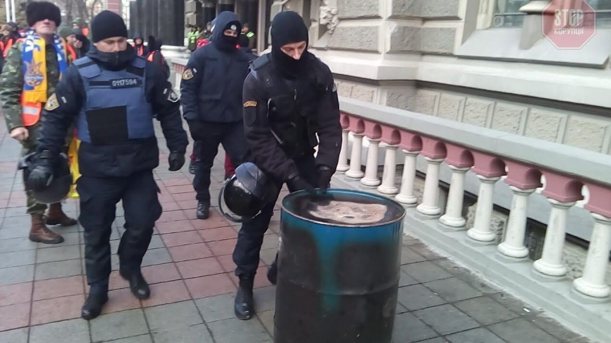 Помирайте від холоду: поліція забрала бочки для обігріву з акції під Нацбанком (фото)