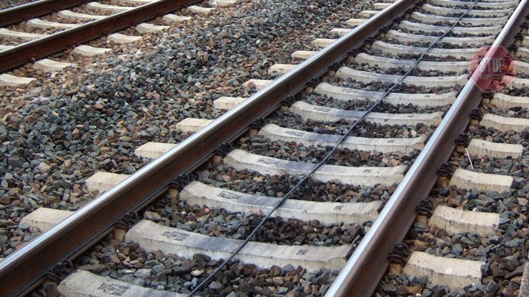 На Дніпропетровщині електровоз переїхав чоловіка, який заснув на залізничних коліях