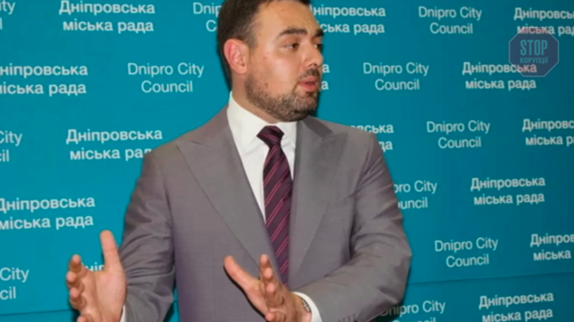 Одіозний ексчиновник міської ради Дніпра Мішалов ховається від журналістів (відео)