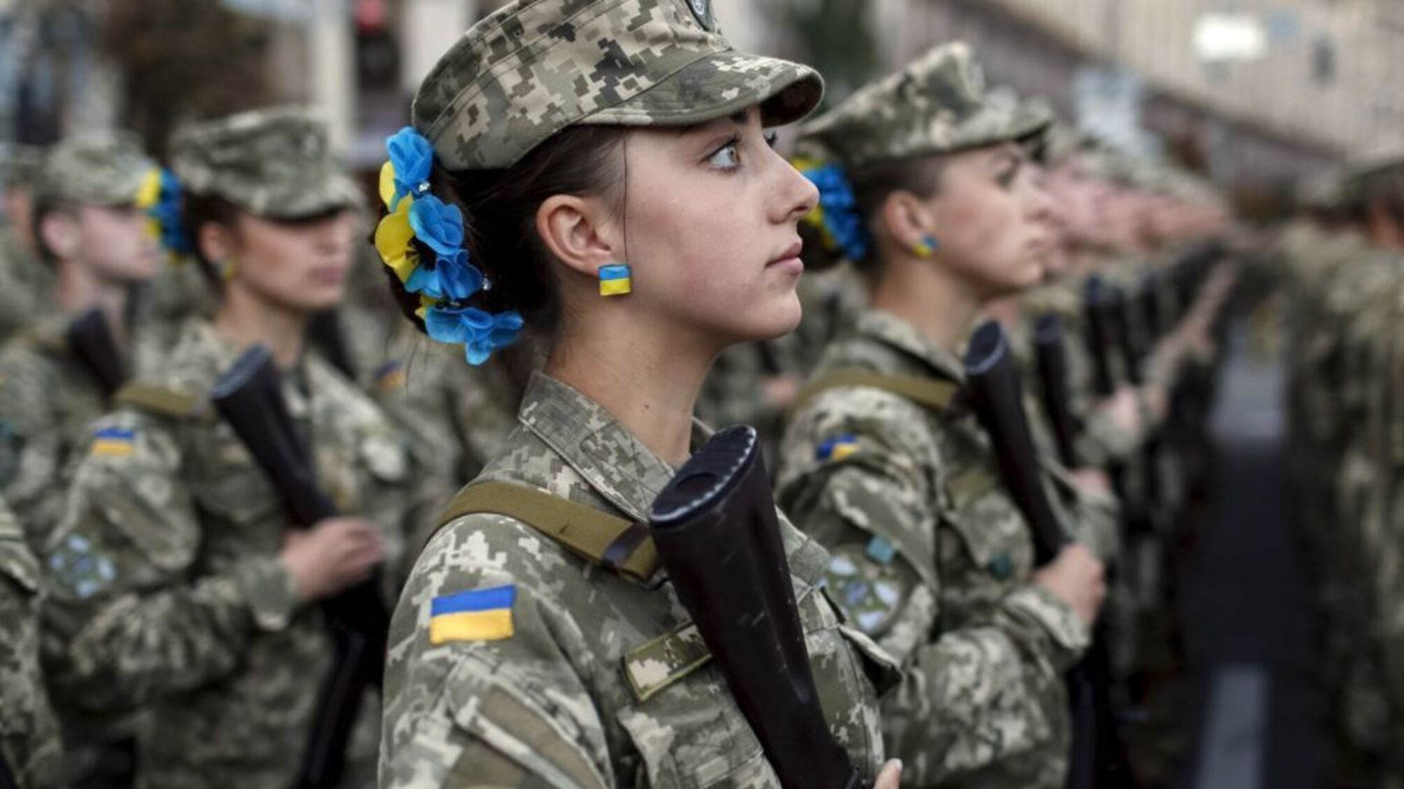 Українки обурені сексуальною рекламою ЗСУ: соцмережі підірвали фото, скандал набирає обертів – кадри