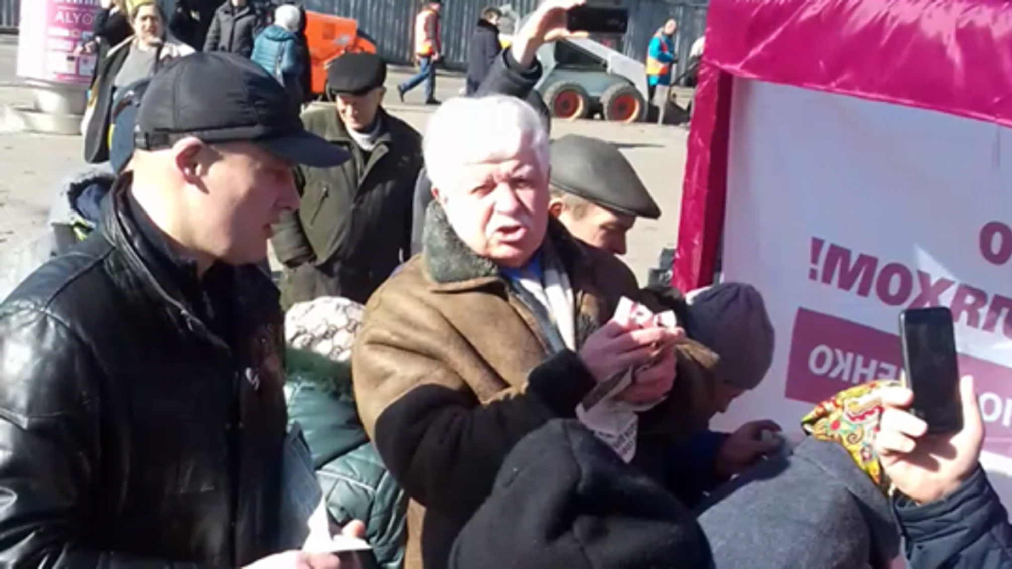 Агітаційний намет Порошенка у Вінниці атакували прихильники Савченко (ВІДЕО)