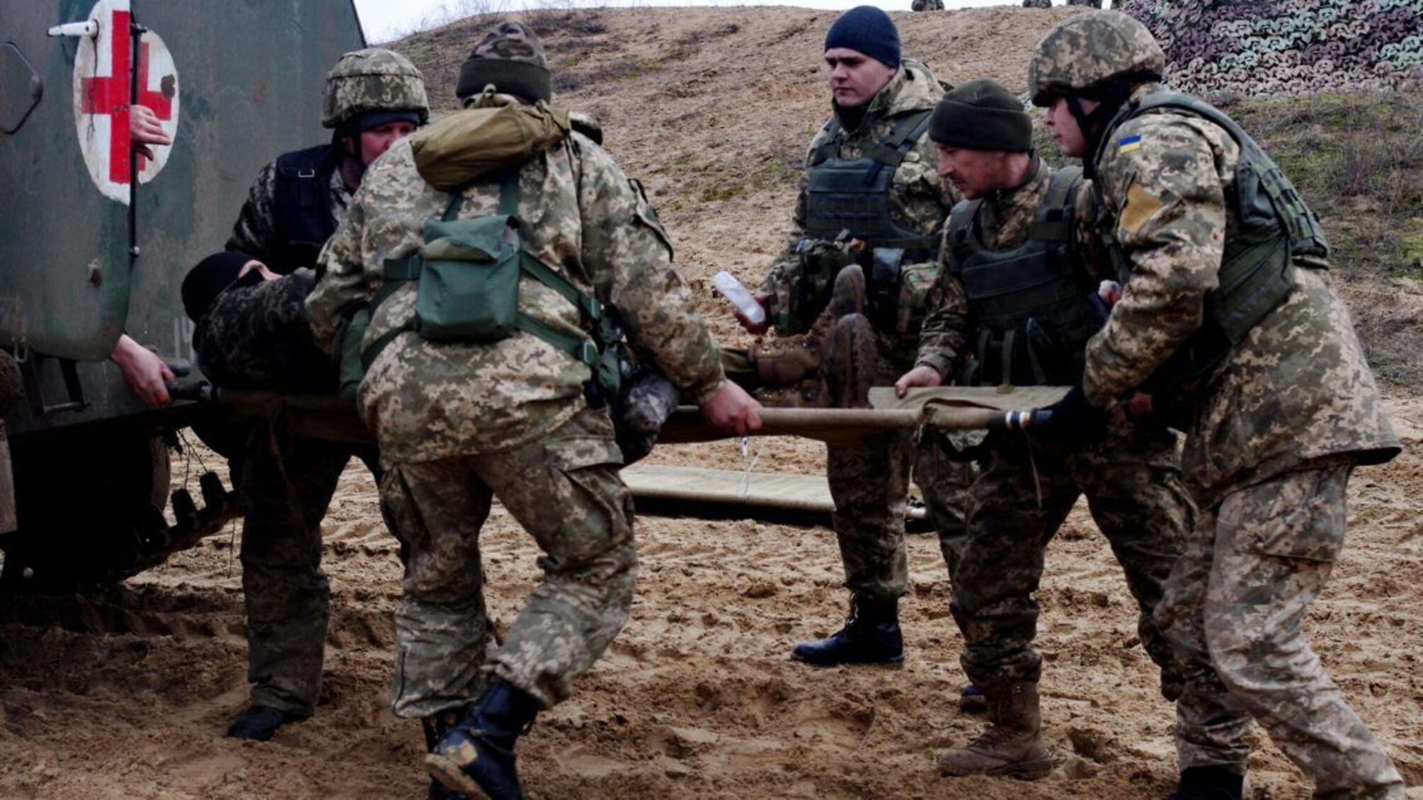 В зоні бойових дій український військовий отримав поранення