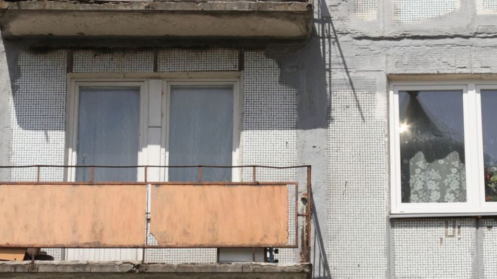 Хотіла привернути увагу: у Херсоні п'яна дівчина випала з балкона багатоповерхівки