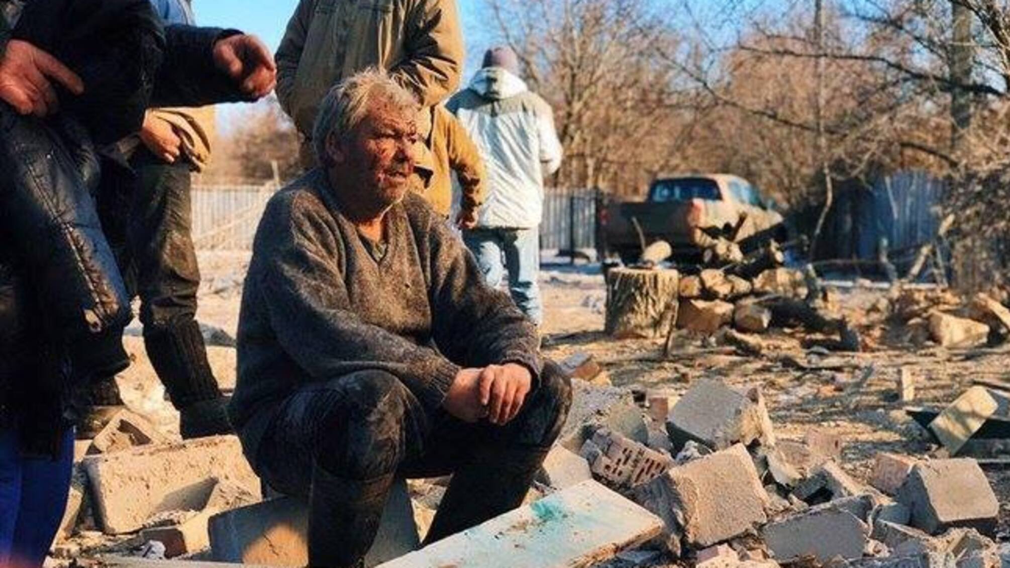 Більше ніж фото: російськомовний пенсіонер на руїнах свого будинку – РФ 'рятувала' його артобстрілом, а він дивом вижив