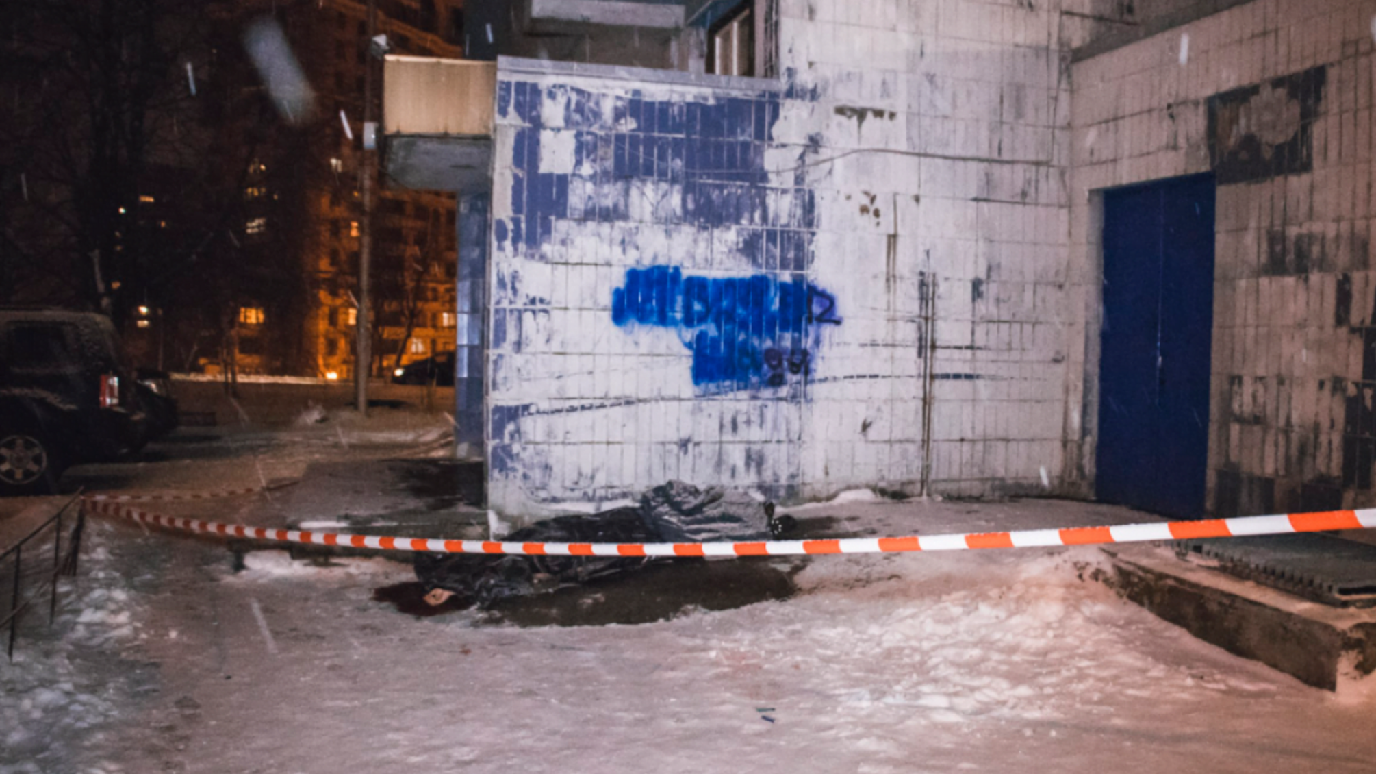 У Києві з вікна 9 поверху випав чоловік – фото