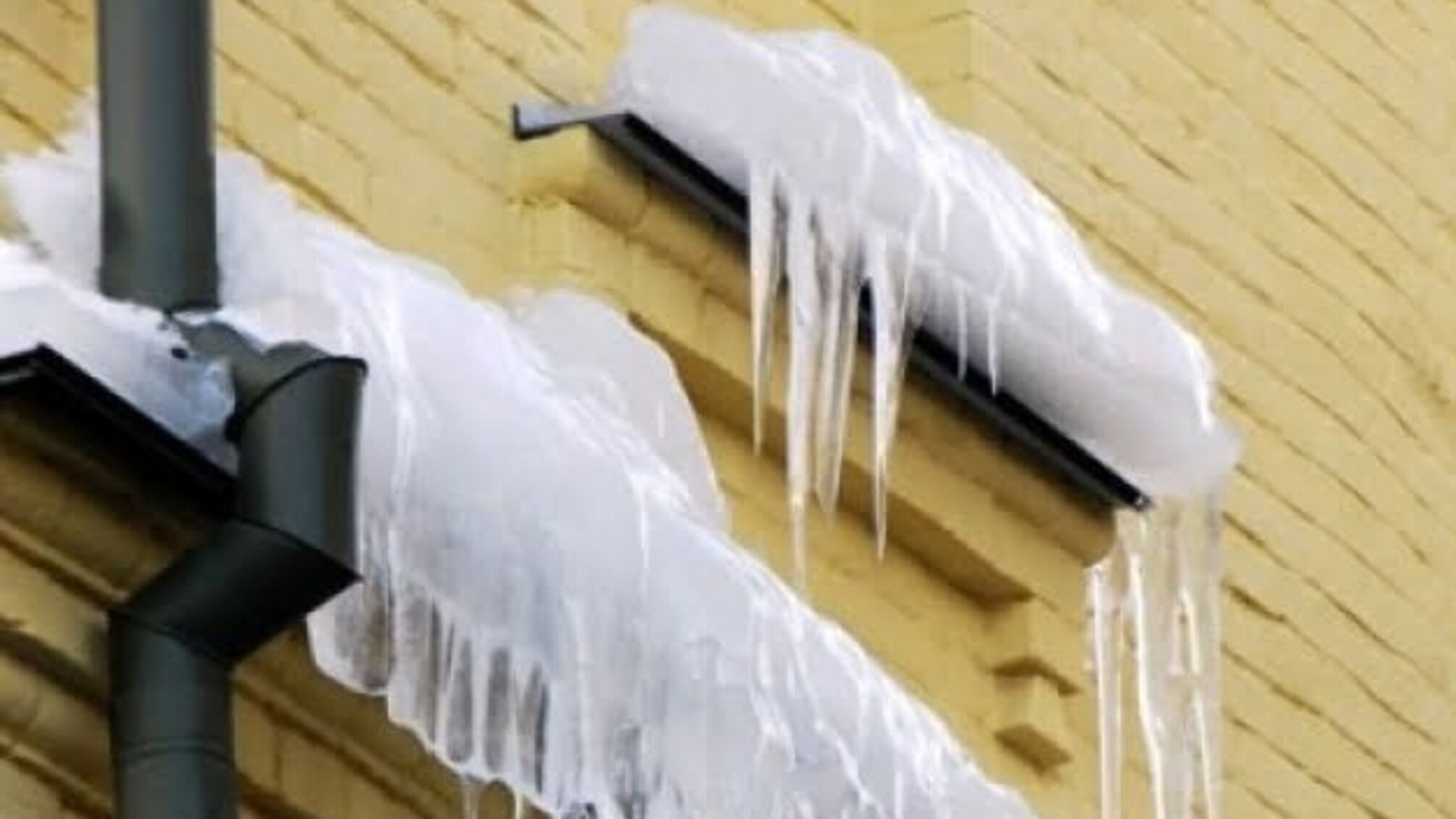 У Конотопі брила льоду впала на двох перехожих