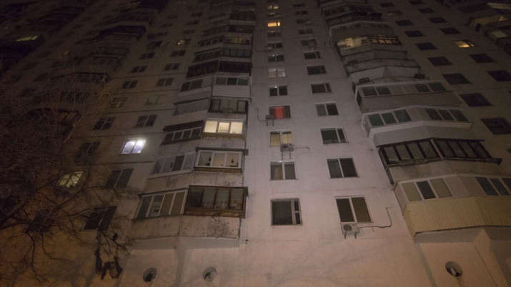 У Києві жінка викинулася з вікна та загинула