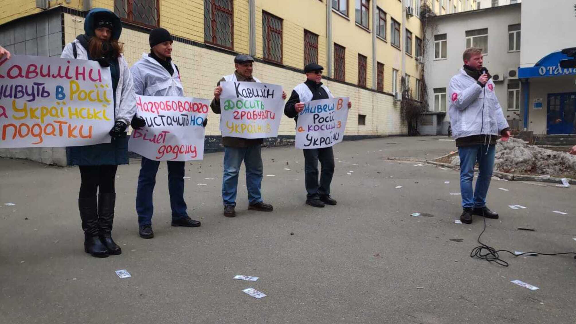 Нащо той бізнес, коли можна в ДФС? Активісти «СтопКору» прийшли до чиновника з найбагатшої ТОП-5