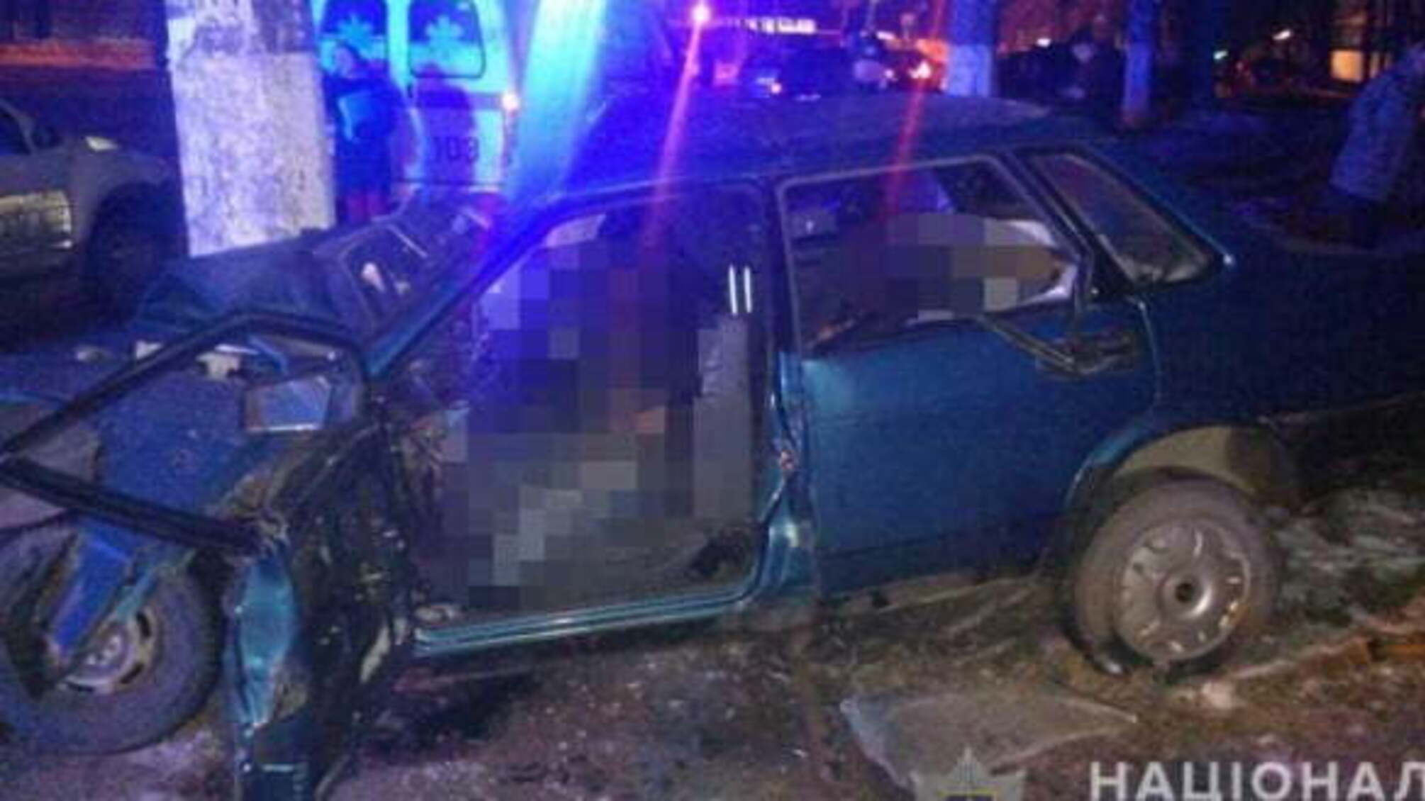 На Одещині водій легковика зіткнувся з електроопорою, є загиблі – фото