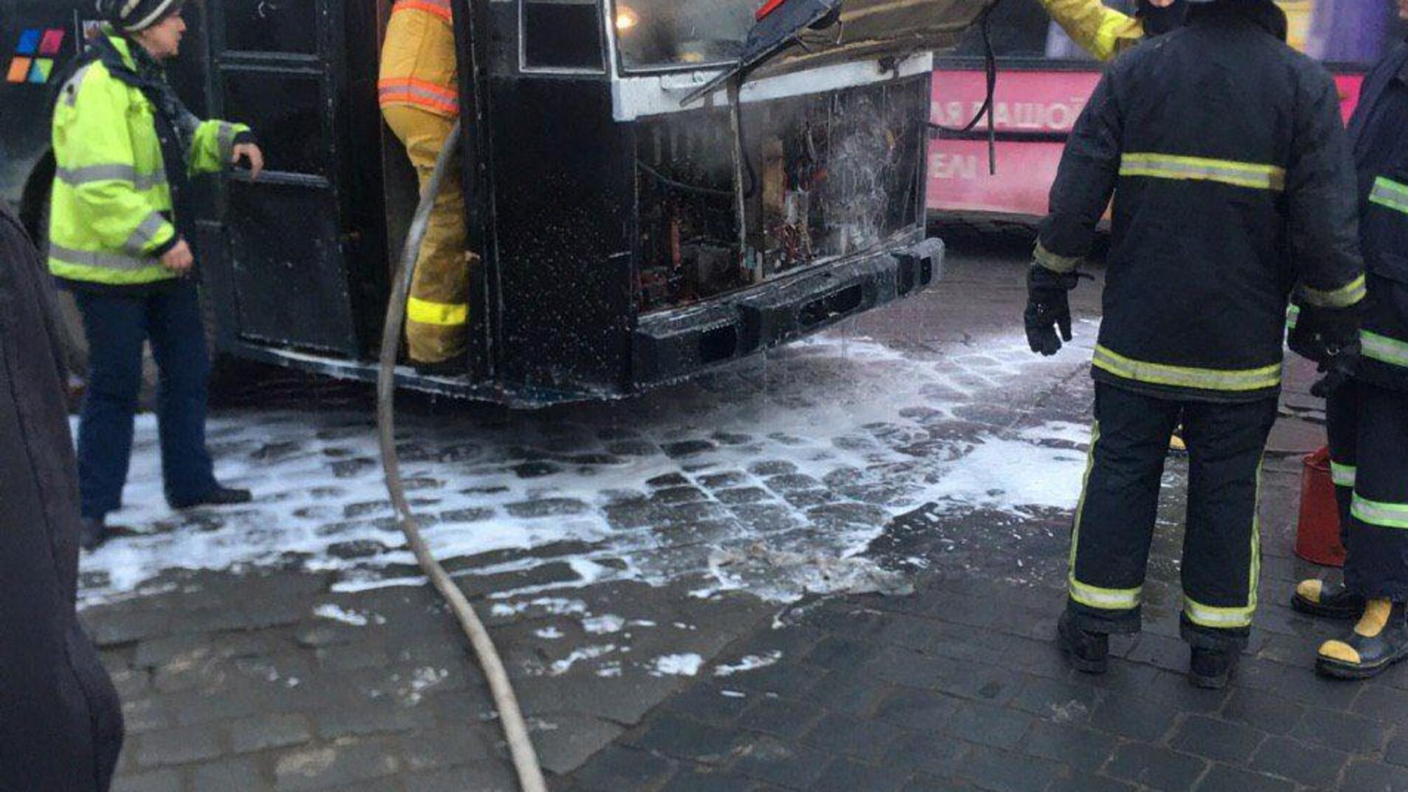У Чернівцях на ходу спалахнув тролейбус із людьми всередині (ФОТО)