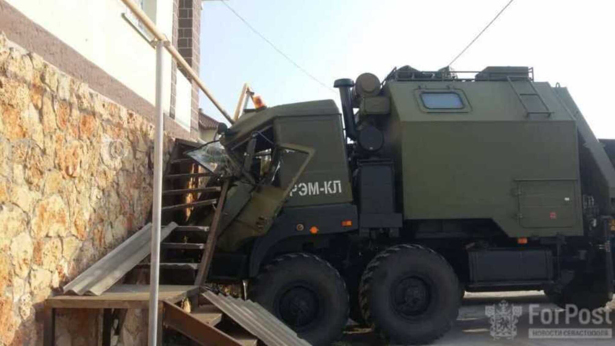 Горілки немає, їдьте додому: у Севастополі російська військова вантажівка врізалася в житловий будинок