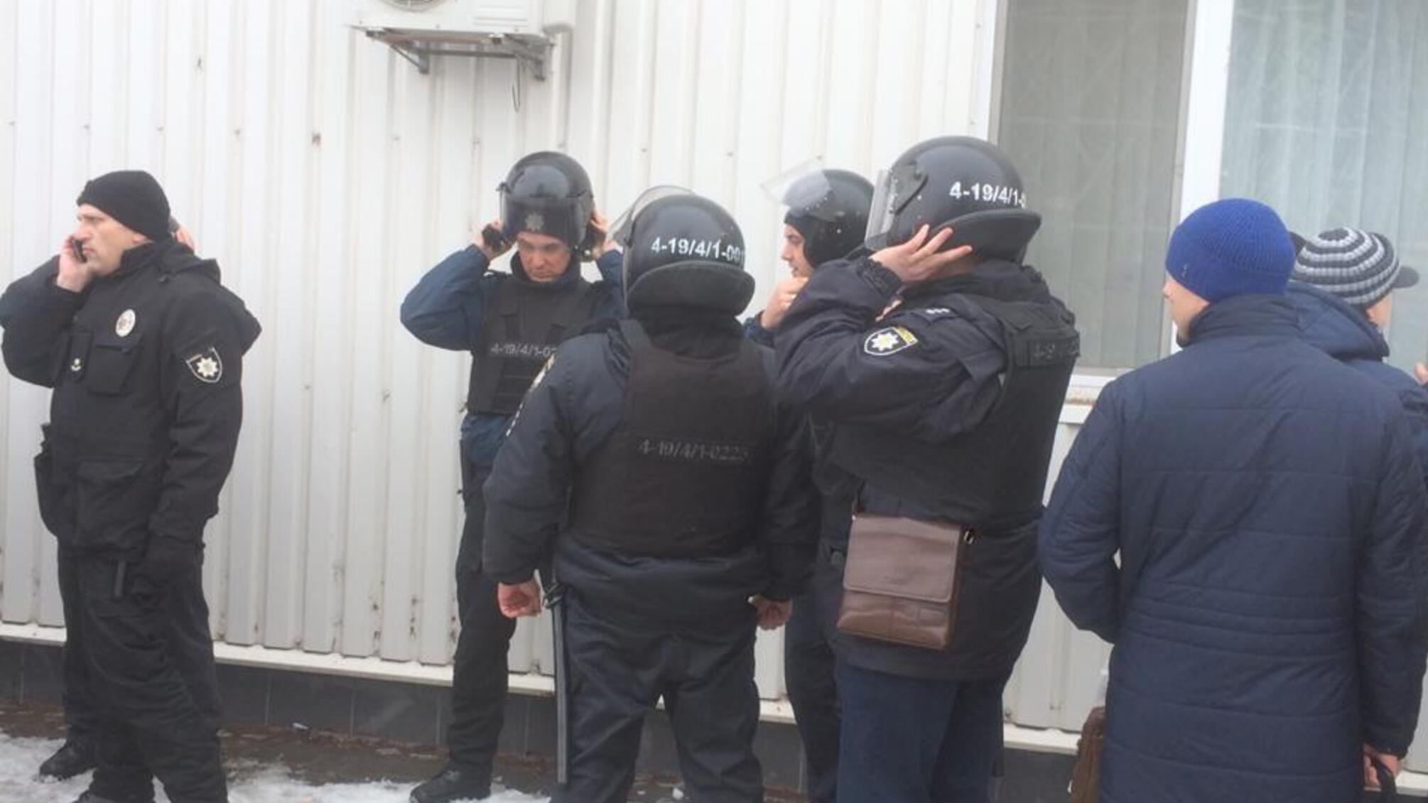 На Сумщині копів закидали яйцями через захист рейдерів агропідприємства