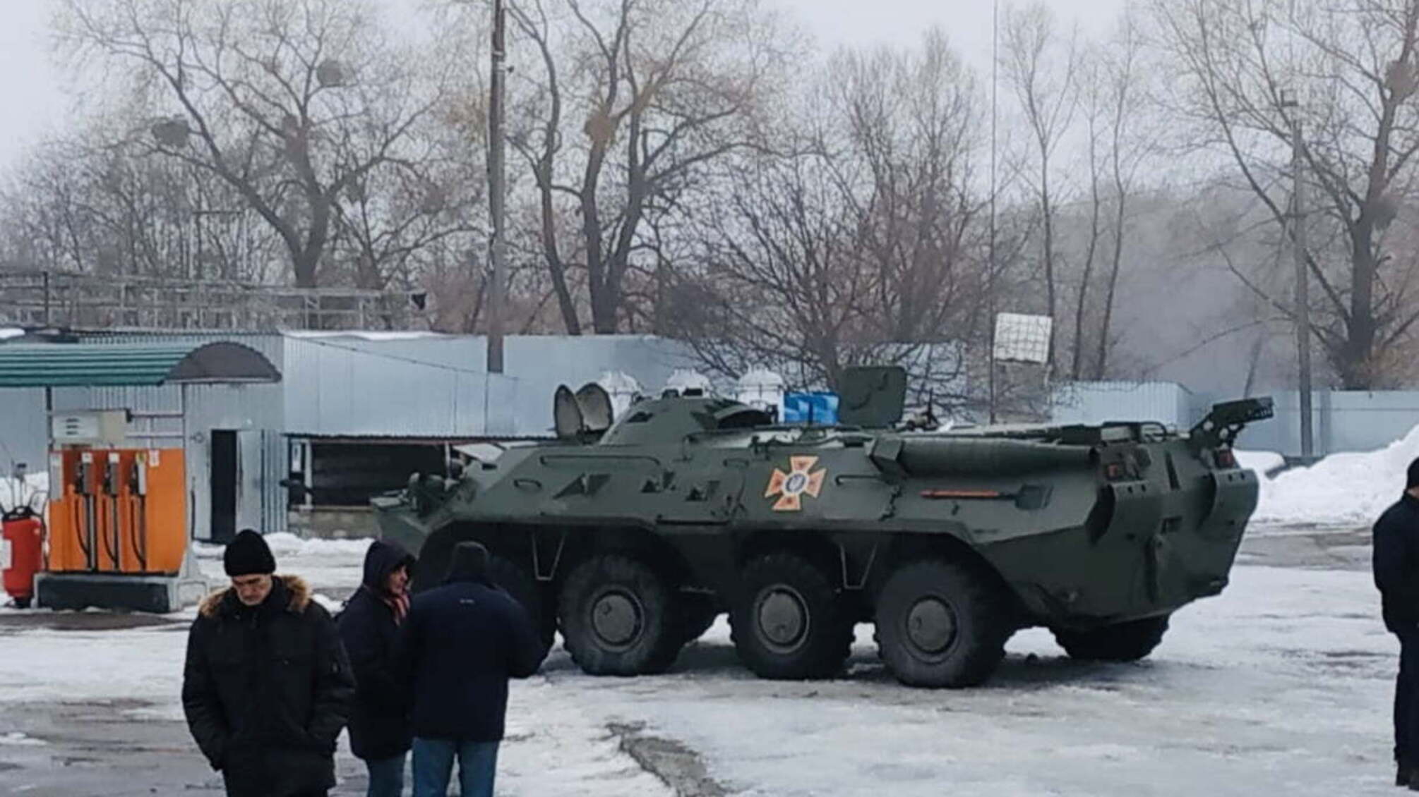 Військова спецоперація чи рейдерське захоплення? На підприємство під Києвом заїхали люди на БТР (ФОТО)