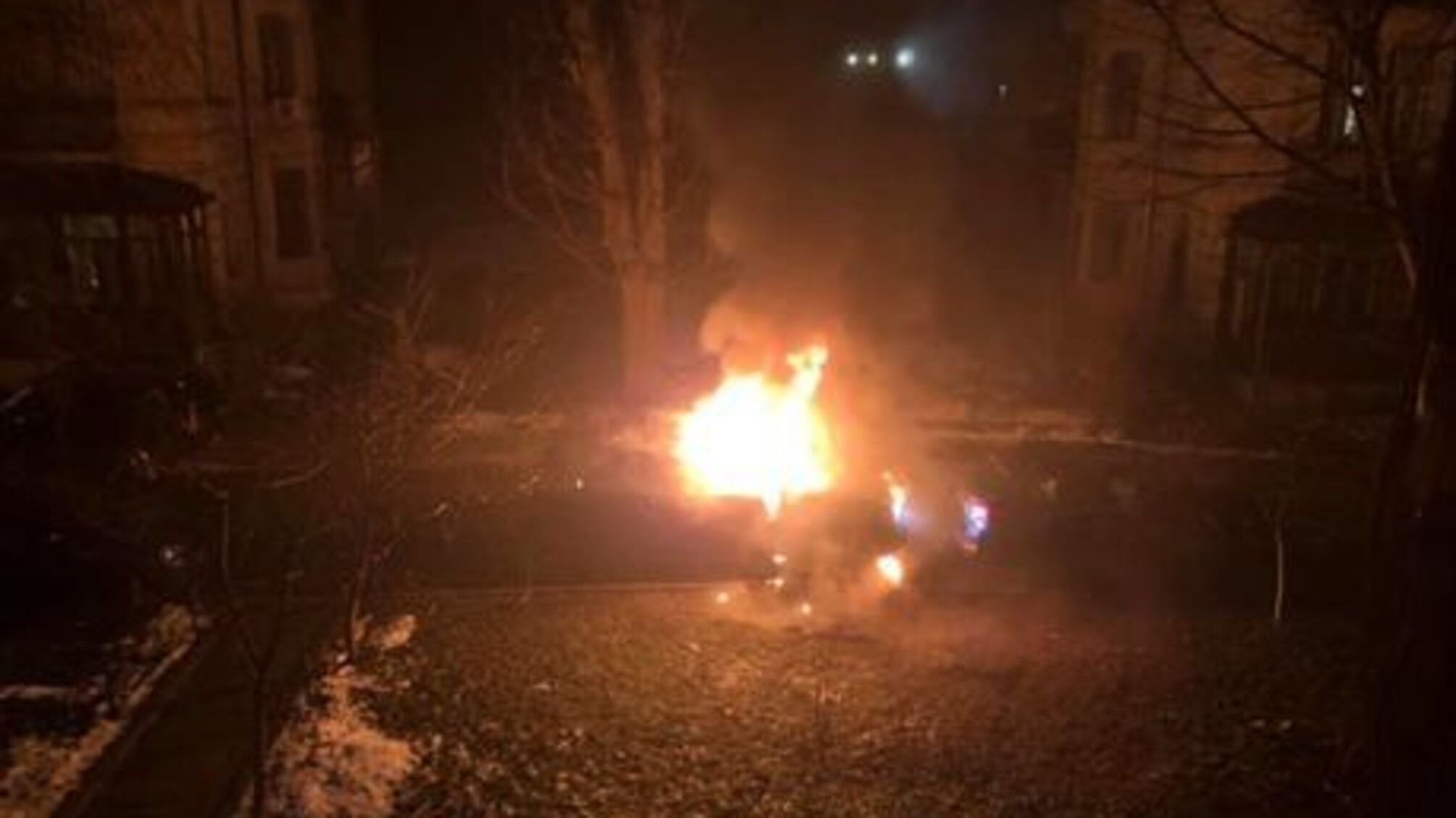 У Києві невідомі спалили автомобіль депутата Київради (ВІДЕО)