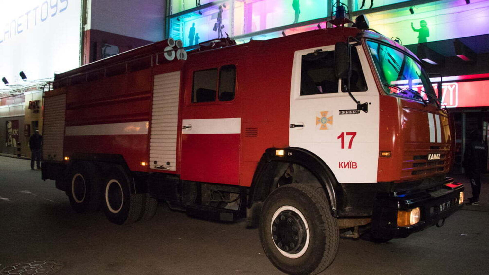 Вночі в Києві горів торговий центр (ФОТО)