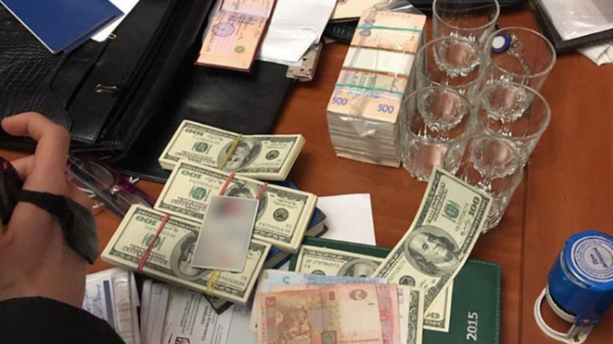 Корумпований Голосіїв: начальника відділу поліції району взяли на хабарі