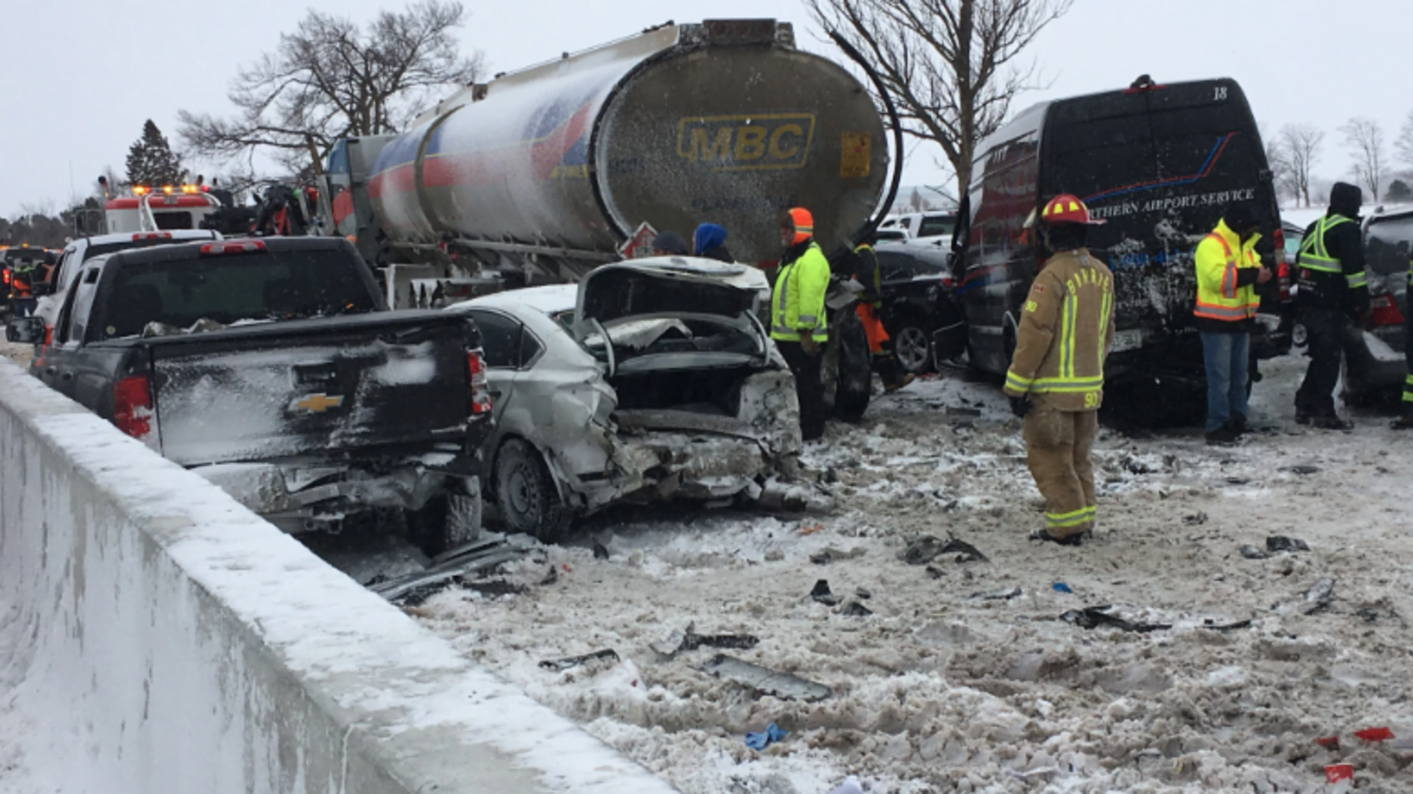 Через складні погодні умови в Канаді зіткнулося близько 70 авто