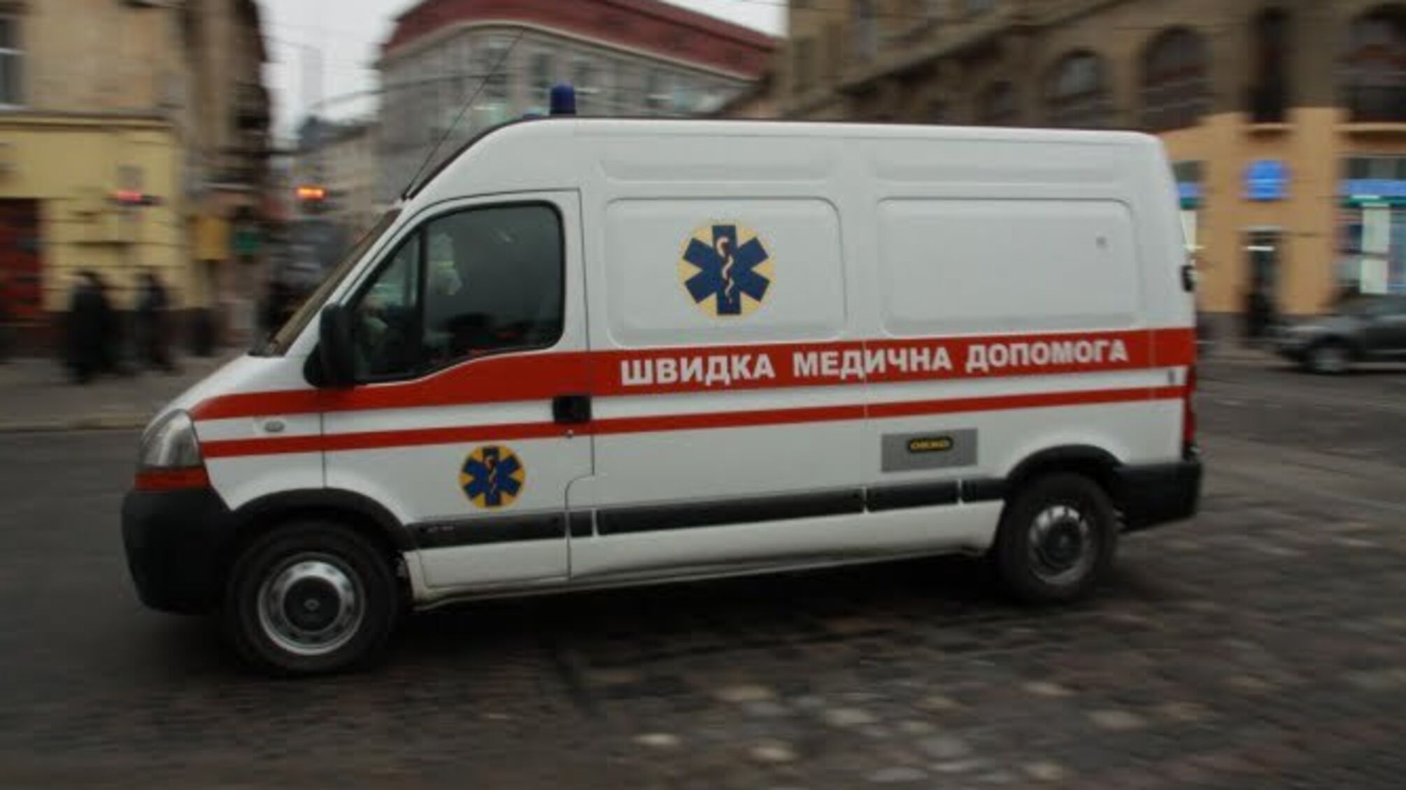 Перебуває в тяжкому стані – у Харкові жінка випала з балкона, збиваючи бурульки з даху