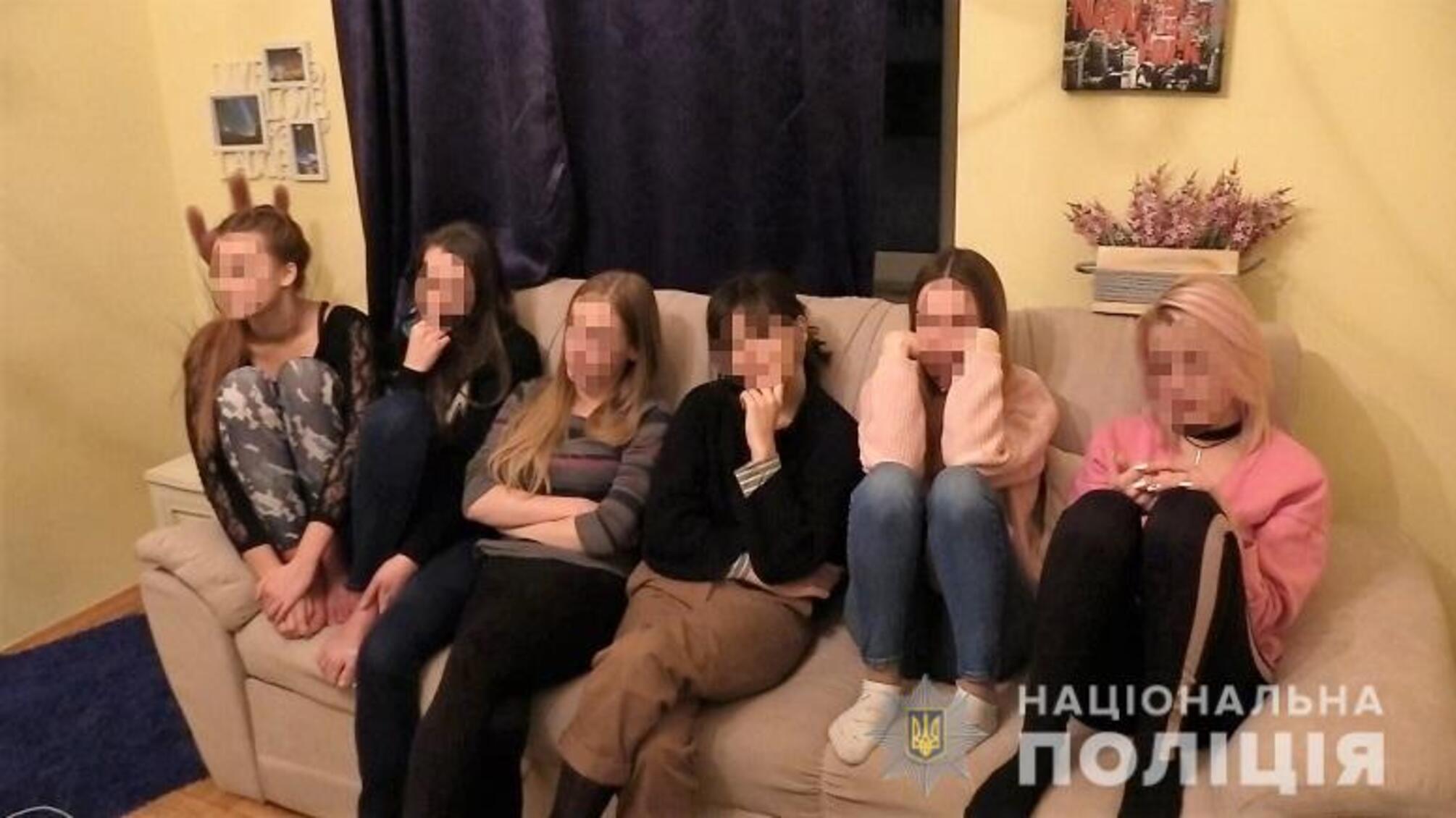Працювали позмінно – в Києві викрили елітну онлайн-порностудію зі штатом “працівниць” (ФОТО)