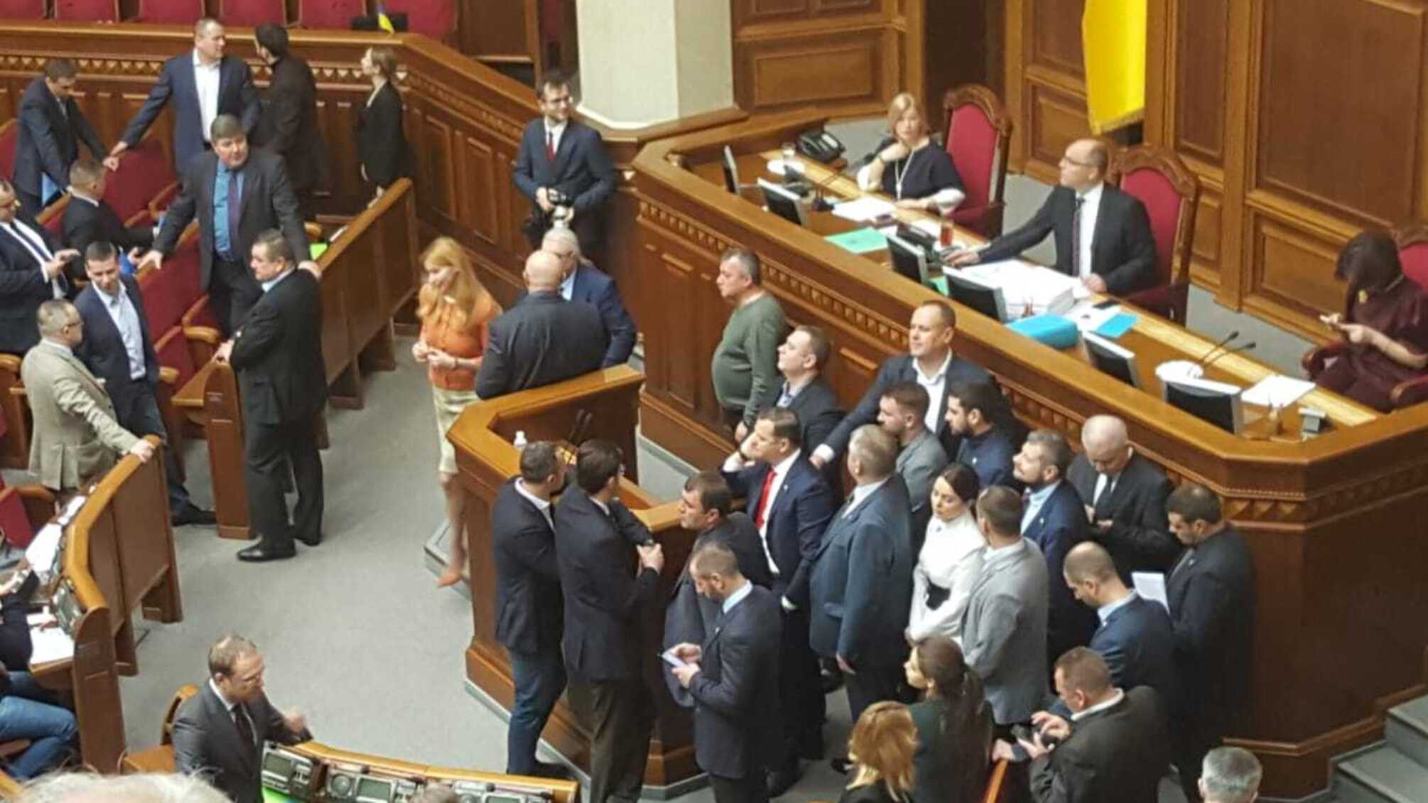 Зміни до Конституції відкладаються? Як 'радикали' і 'Батьківщина' намагалися зірвати засідання ВР