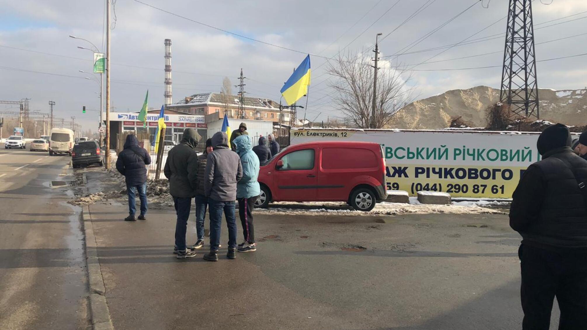 Об'єкти змінюються – тітушки ні: у Києві люди хулігана Бурди блокують піщаний бізнес